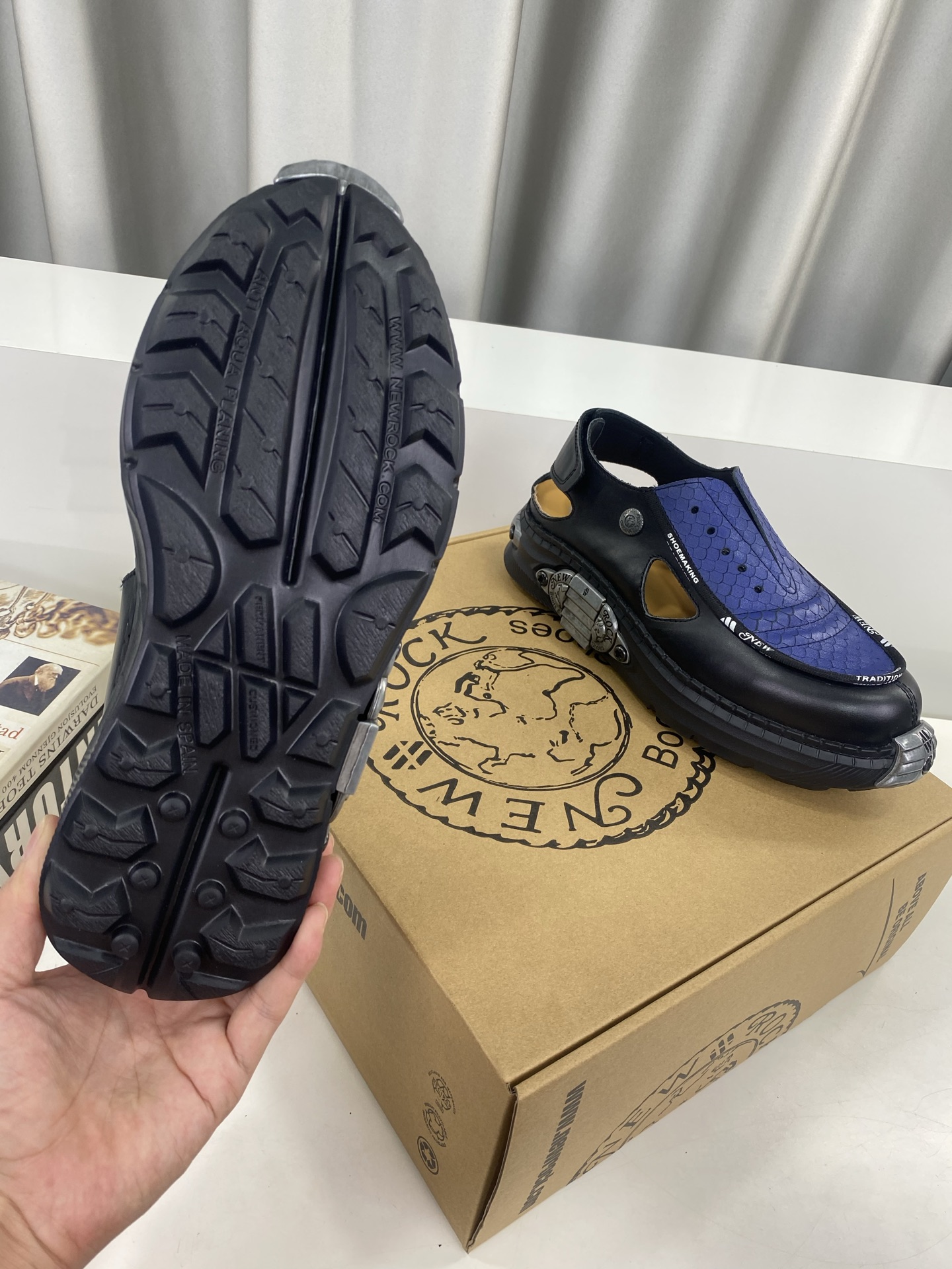 💰男350❣️
NewRock.  暗黑 朋克 马丁 摇滚 坦克 机甲硬核狂战鞋☑️
NEWROCK 西班牙高阶鞋履百年品牌，独具一格的硬核设计进入大众视野，以坦克元素作为鞋底设计，颠覆成规，打破单调沉闷，点亮整体造型，瞩目吸睛，成就无谓之姿。
充满设计感的硬核造型与金属配件的加特下，开启桀骜不驯的朋克精神，演绎独树一帜的标志性风格，在厚底鞋领域展现了其先锋鼻祖的领袖水准，是各大时装周的涅盘宠儿。
📣📣超轻发泡大底解决了笨重的弊端，懂货的闭眼入。
✅面料 头层蜡感小牛皮。
✅内里 头层牛皮内里。
✅原版发泡组合大底4.5公分跟高超级轻。
✅码数：男39-45（45定做不退换）
            专柜全套包装