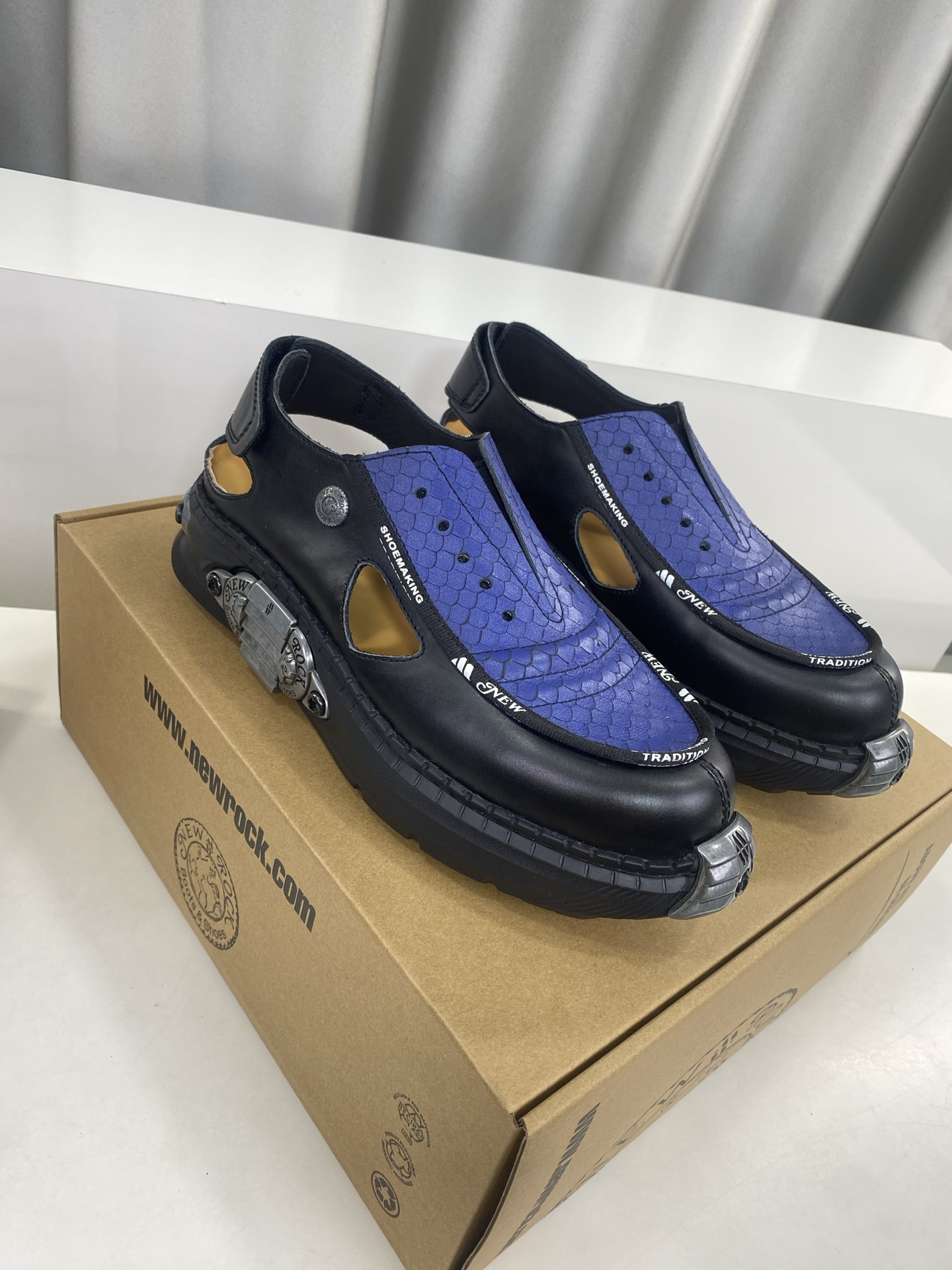 💰男350❣️
NewRock.  暗黑 朋克 马丁 摇滚 坦克 机甲硬核狂战鞋☑️
NEWROCK 西班牙高阶鞋履百年品牌，独具一格的硬核设计进入大众视野，以坦克元素作为鞋底设计，颠覆成规，打破单调沉闷，点亮整体造型，瞩目吸睛，成就无谓之姿。
充满设计感的硬核造型与金属配件的加特下，开启桀骜不驯的朋克精神，演绎独树一帜的标志性风格，在厚底鞋领域展现了其先锋鼻祖的领袖水准，是各大时装周的涅盘宠儿。
📣📣超轻发泡大底解决了笨重的弊端，懂货的闭眼入。
✅面料 头层蜡感小牛皮。
✅内里 头层牛皮内里。
✅原版发泡组合大底4.5公分跟高超级轻。
✅码数：男39-45（45定做不退换）
            专柜全套包装