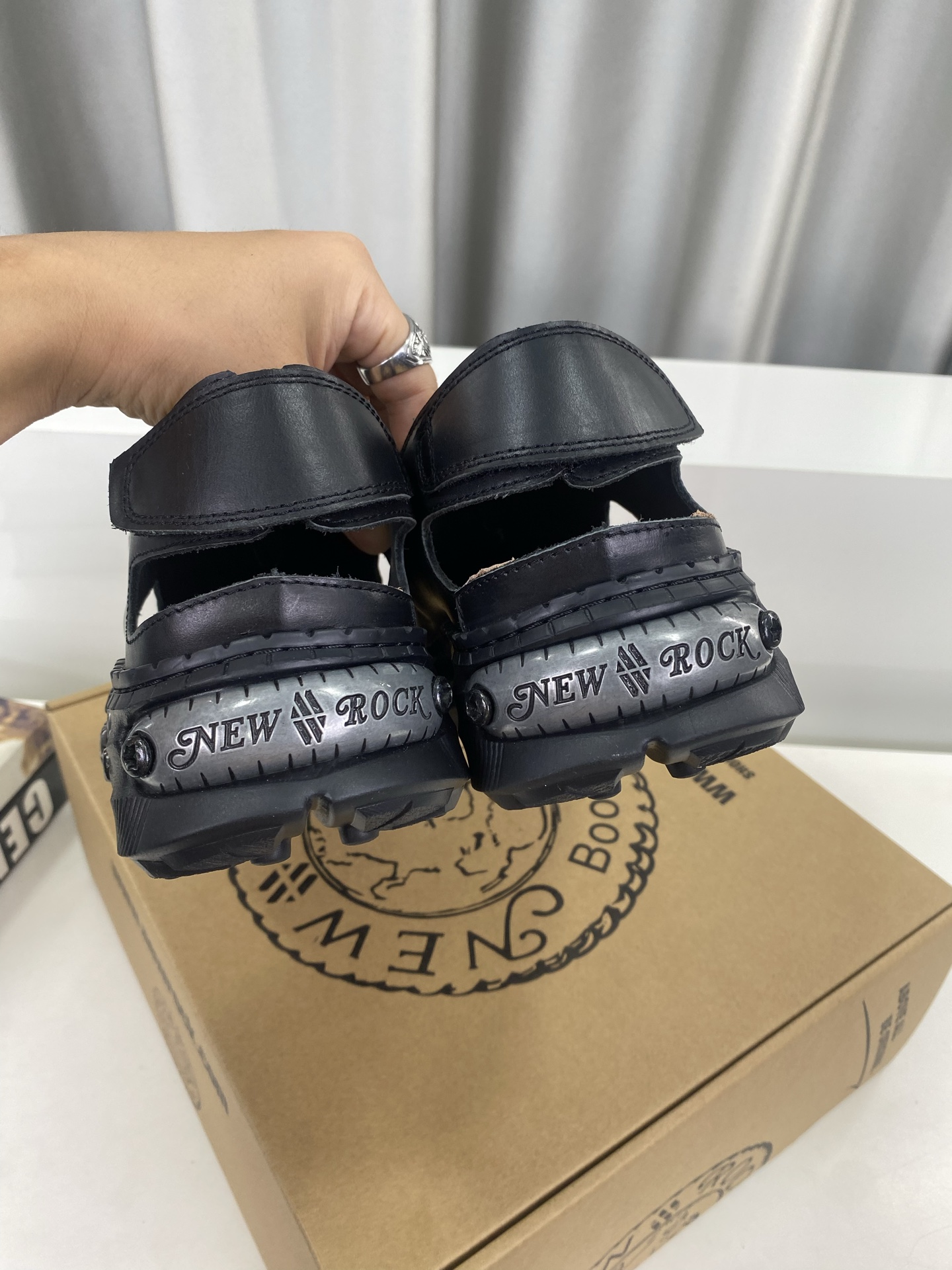 💰男350❣️
NewRock.  暗黑 朋克 马丁 摇滚 坦克 机甲硬核狂战鞋☑️
NEWROCK 西班牙高阶鞋履百年品牌，独具一格的硬核设计进入大众视野，以坦克元素作为鞋底设计，颠覆成规，打破单调沉闷，点亮整体造型，瞩目吸睛，成就无谓之姿。
充满设计感的硬核造型与金属配件的加特下，开启桀骜不驯的朋克精神，演绎独树一帜的标志性风格，在厚底鞋领域展现了其先锋鼻祖的领袖水准，是各大时装周的涅盘宠儿。
📣📣超轻发泡大底解决了笨重的弊端，懂货的闭眼入。
✅面料 头层蜡感小牛皮。
✅内里 头层牛皮内里。
✅原版发泡组合大底4.5公分跟高超级轻。
✅码数：男39-45（45定做不退换）
            专柜全套包装