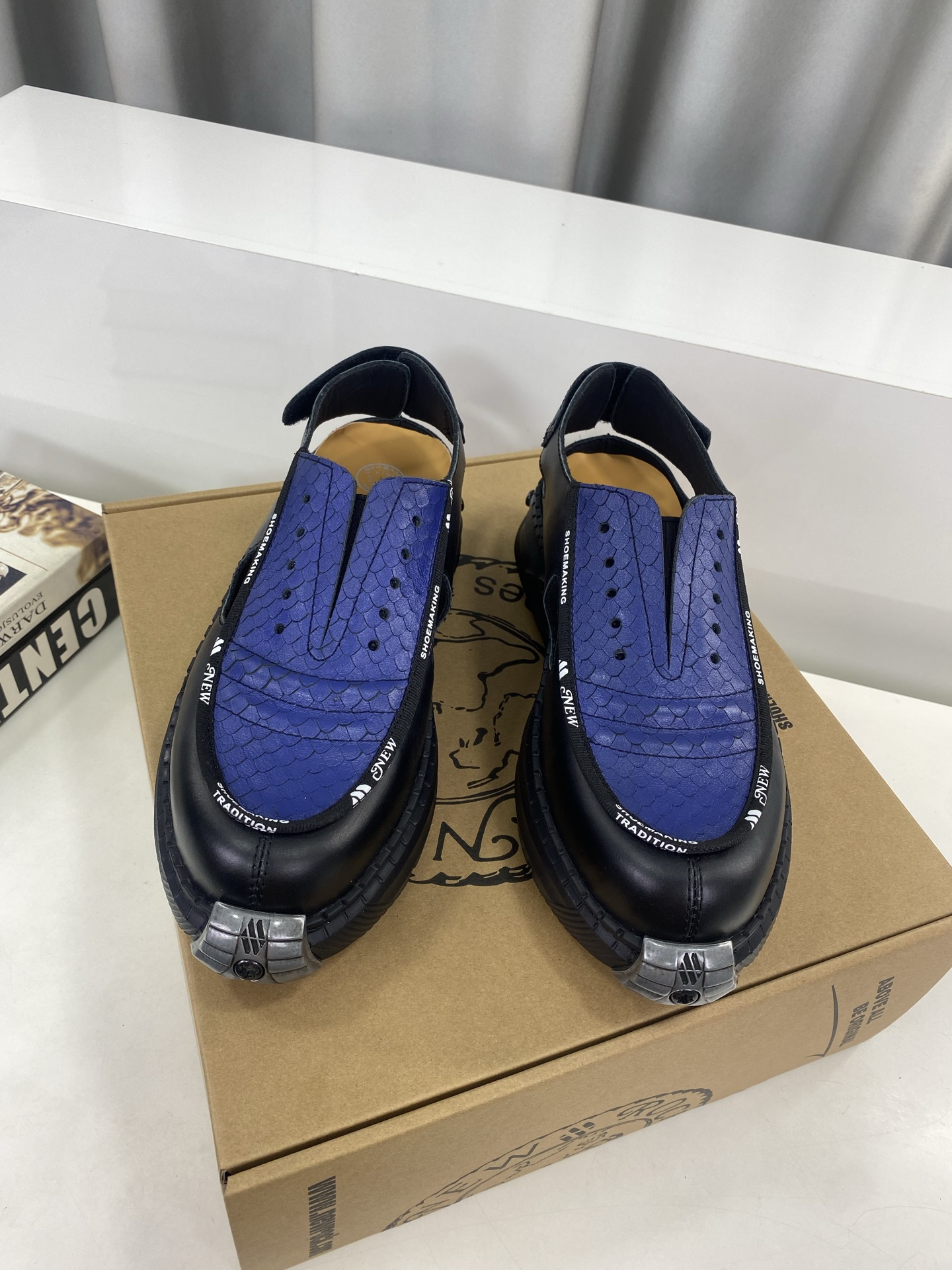 💰男350❣️
NewRock.  暗黑 朋克 马丁 摇滚 坦克 机甲硬核狂战鞋☑️
NEWROCK 西班牙高阶鞋履百年品牌，独具一格的硬核设计进入大众视野，以坦克元素作为鞋底设计，颠覆成规，打破单调沉闷，点亮整体造型，瞩目吸睛，成就无谓之姿。
充满设计感的硬核造型与金属配件的加特下，开启桀骜不驯的朋克精神，演绎独树一帜的标志性风格，在厚底鞋领域展现了其先锋鼻祖的领袖水准，是各大时装周的涅盘宠儿。
📣📣超轻发泡大底解决了笨重的弊端，懂货的闭眼入。
✅面料 头层蜡感小牛皮。
✅内里 头层牛皮内里。
✅原版发泡组合大底4.5公分跟高超级轻。
✅码数：男39-45（45定做不退换）
            专柜全套包装