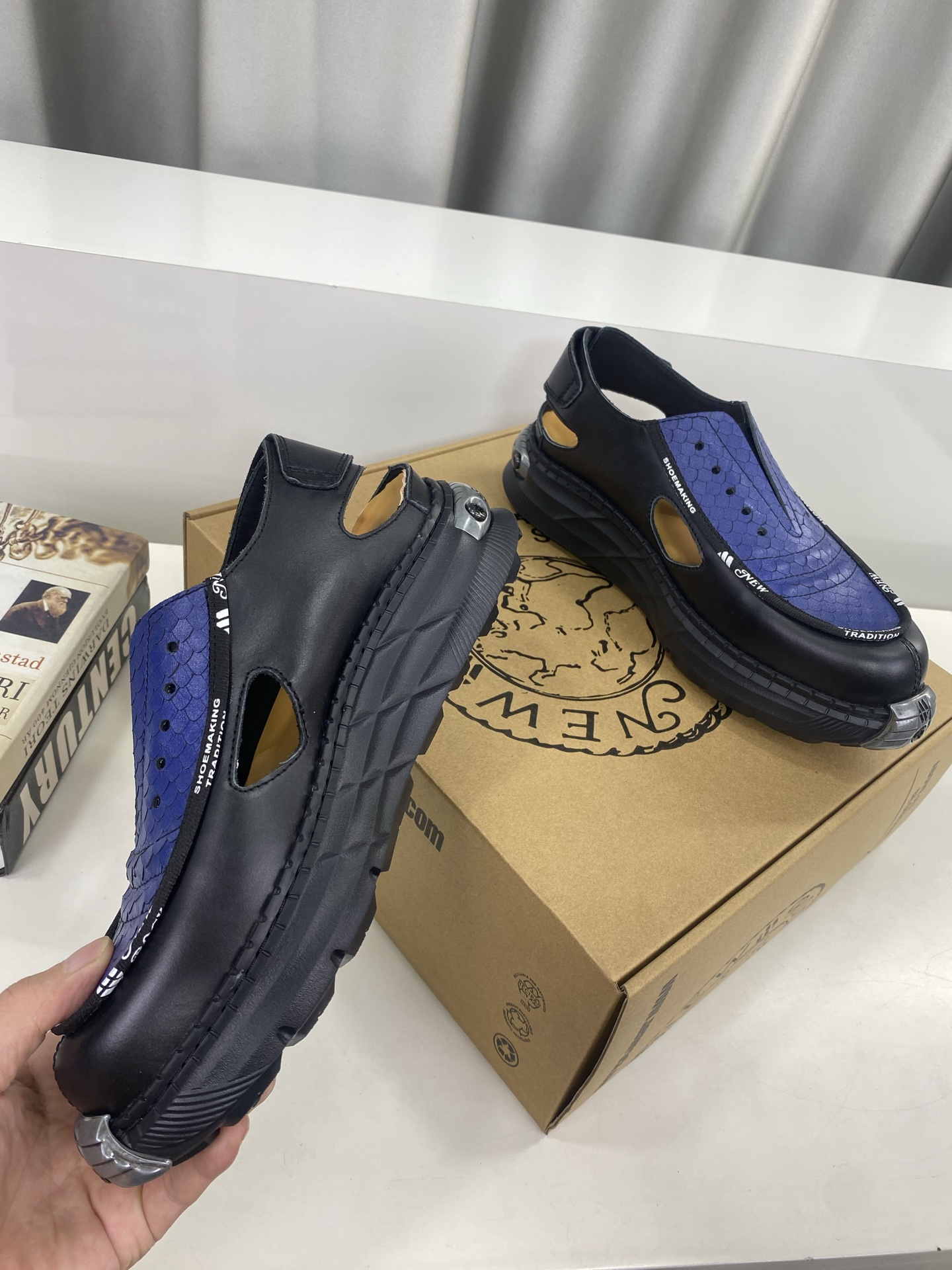 💰男350❣️
NewRock.  暗黑 朋克 马丁 摇滚 坦克 机甲硬核狂战鞋☑️
NEWROCK 西班牙高阶鞋履百年品牌，独具一格的硬核设计进入大众视野，以坦克元素作为鞋底设计，颠覆成规，打破单调沉闷，点亮整体造型，瞩目吸睛，成就无谓之姿。
充满设计感的硬核造型与金属配件的加特下，开启桀骜不驯的朋克精神，演绎独树一帜的标志性风格，在厚底鞋领域展现了其先锋鼻祖的领袖水准，是各大时装周的涅盘宠儿。
📣📣超轻发泡大底解决了笨重的弊端，懂货的闭眼入。
✅面料 头层蜡感小牛皮。
✅内里 头层牛皮内里。
✅原版发泡组合大底4.5公分跟高超级轻。
✅码数：男39-45（45定做不退换）
            专柜全套包装
