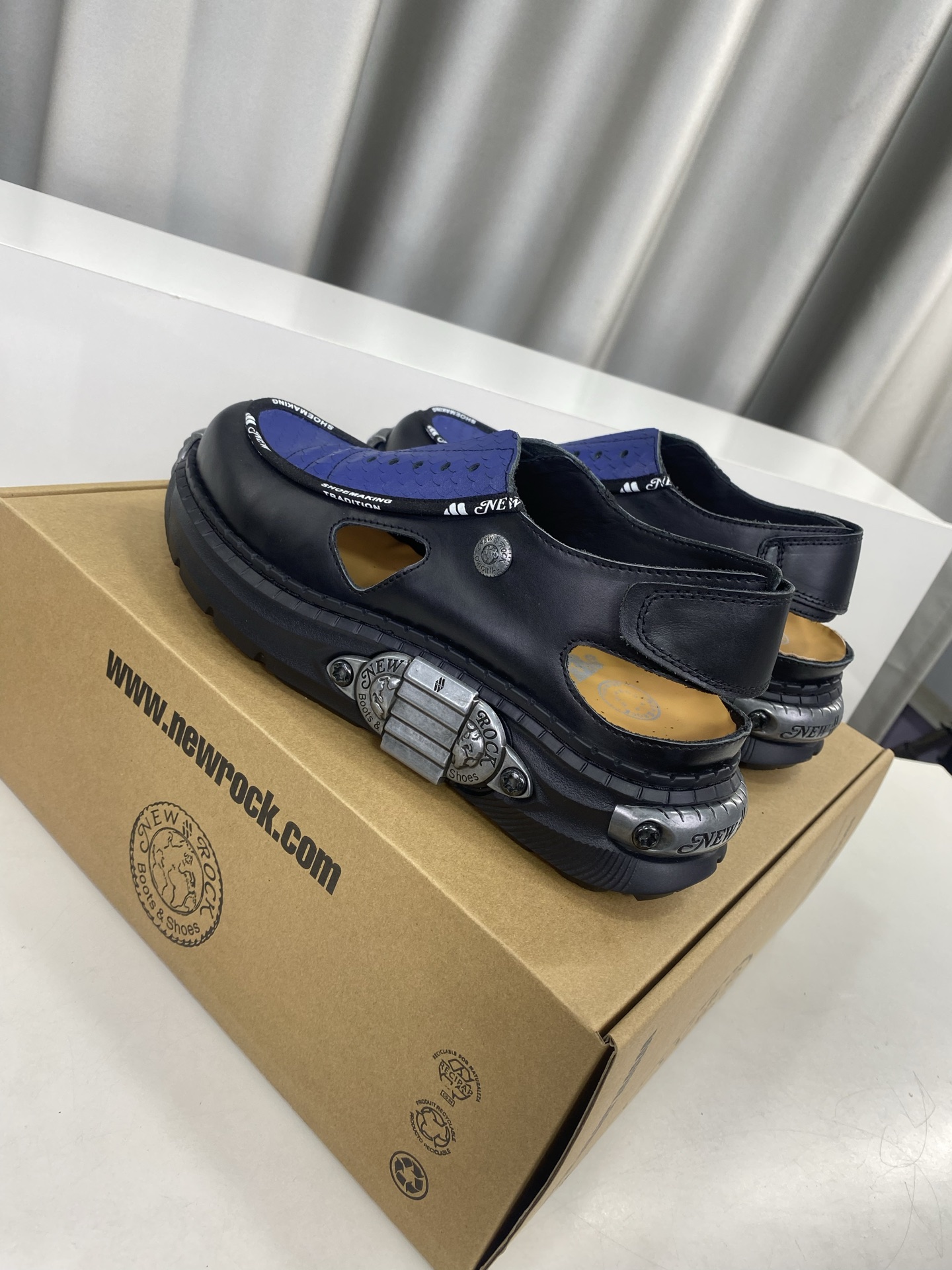 💰男350❣️
NewRock.  暗黑 朋克 马丁 摇滚 坦克 机甲硬核狂战鞋☑️
NEWROCK 西班牙高阶鞋履百年品牌，独具一格的硬核设计进入大众视野，以坦克元素作为鞋底设计，颠覆成规，打破单调沉闷，点亮整体造型，瞩目吸睛，成就无谓之姿。
充满设计感的硬核造型与金属配件的加特下，开启桀骜不驯的朋克精神，演绎独树一帜的标志性风格，在厚底鞋领域展现了其先锋鼻祖的领袖水准，是各大时装周的涅盘宠儿。
📣📣超轻发泡大底解决了笨重的弊端，懂货的闭眼入。
✅面料 头层蜡感小牛皮。
✅内里 头层牛皮内里。
✅原版发泡组合大底4.5公分跟高超级轻。
✅码数：男39-45（45定做不退换）
            专柜全套包装