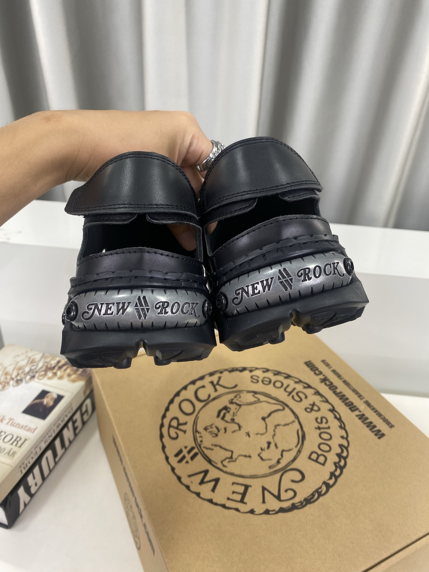 💰男350❣️
NewRock. 暗黑 朋克 马丁 摇滚 坦克 机甲硬核狂战鞋☑️
NEWROCK 西班牙高阶鞋履百年品牌,独具一格的硬核设计进入大众视野,以坦克元素作为鞋底设计,颠覆成规,打破单调沉闷,点亮整体造型,瞩目吸睛,成就无谓之姿。
充满设计感的硬核造型与金属配件的加特下,开启桀骜不驯的朋克精神,演绎独树一帜的标志性风格,在厚底鞋领域展现了其先锋鼻祖的领袖水准,是各大时装周的涅盘宠儿。
📣📣超轻发泡大底解决了笨重的弊端,懂货的闭眼入。
✅面料 头层蜡感小牛皮。
✅内里 头层牛皮内里。
✅原版发泡组合大底4.5公分跟高超级轻。
✅码数:男39-45(45定做不退换)
专柜全套包装