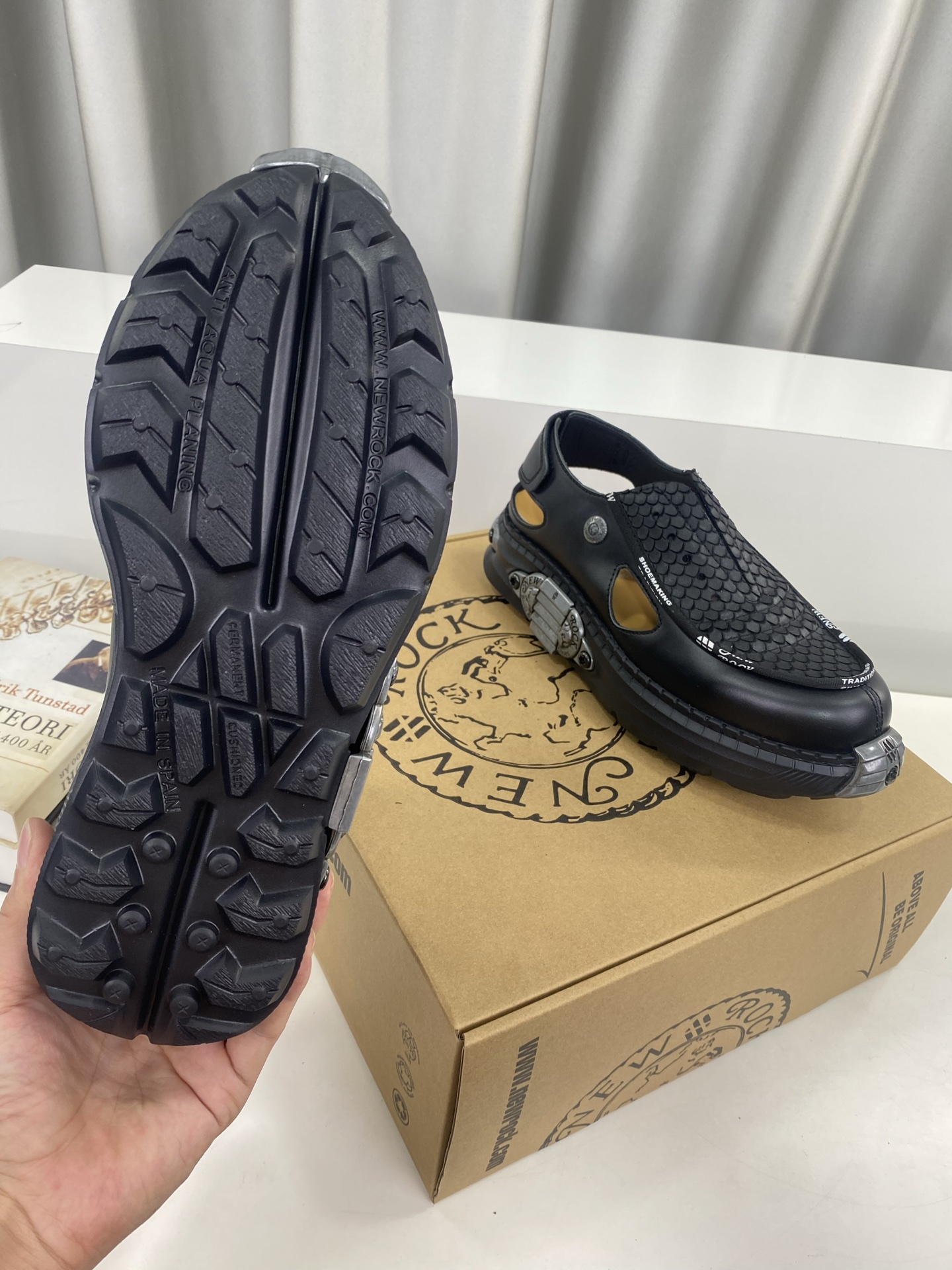 💰男350❣️
NewRock. 暗黑 朋克 马丁 摇滚 坦克 机甲硬核狂战鞋☑️
NEWROCK 西班牙高阶鞋履百年品牌,独具一格的硬核设计进入大众视野,以坦克元素作为鞋底设计,颠覆成规,打破单调沉闷,点亮整体造型,瞩目吸睛,成就无谓之姿。
充满设计感的硬核造型与金属配件的加特下,开启桀骜不驯的朋克精神,演绎独树一帜的标志性风格,在厚底鞋领域展现了其先锋鼻祖的领袖水准,是各大时装周的涅盘宠儿。
📣📣超轻发泡大底解决了笨重的弊端,懂货的闭眼入。
✅面料 头层蜡感小牛皮。
✅内里 头层牛皮内里。
✅原版发泡组合大底4.5公分跟高超级轻。
✅码数:男39-45(45定做不退换)
专柜全套包装