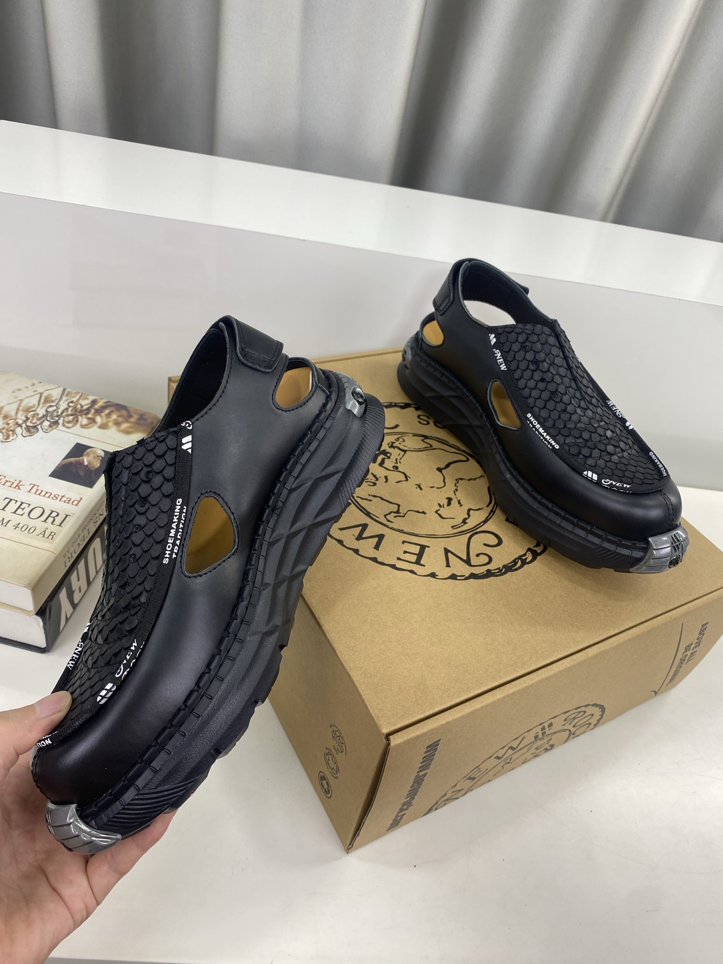 💰男350❣️
NewRock. 暗黑 朋克 马丁 摇滚 坦克 机甲硬核狂战鞋☑️
NEWROCK 西班牙高阶鞋履百年品牌,独具一格的硬核设计进入大众视野,以坦克元素作为鞋底设计,颠覆成规,打破单调沉闷,点亮整体造型,瞩目吸睛,成就无谓之姿。
充满设计感的硬核造型与金属配件的加特下,开启桀骜不驯的朋克精神,演绎独树一帜的标志性风格,在厚底鞋领域展现了其先锋鼻祖的领袖水准,是各大时装周的涅盘宠儿。
📣📣超轻发泡大底解决了笨重的弊端,懂货的闭眼入。
✅面料 头层蜡感小牛皮。
✅内里 头层牛皮内里。
✅原版发泡组合大底4.5公分跟高超级轻。
✅码数:男39-45(45定做不退换)
专柜全套包装