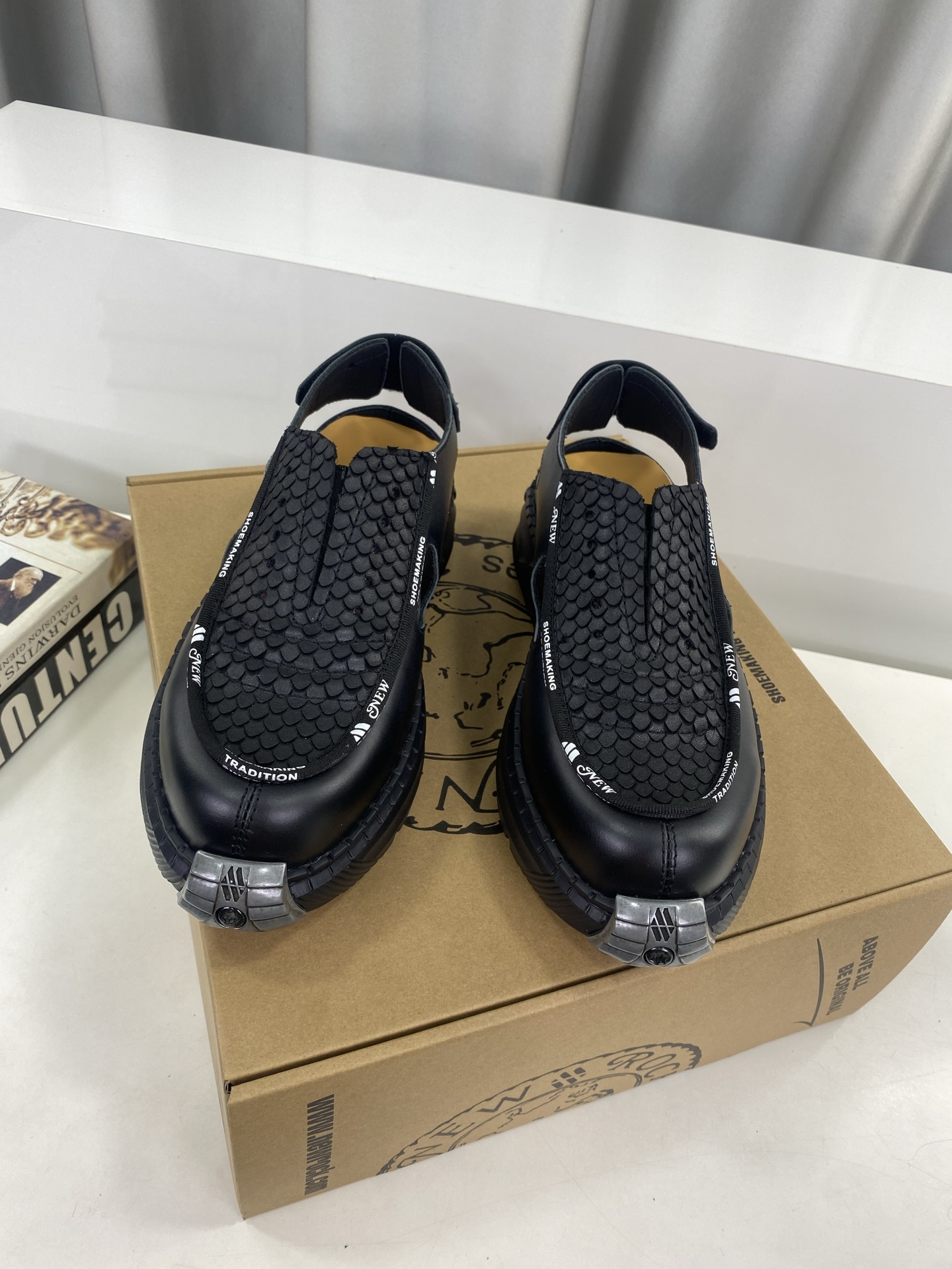 💰男350❣️
NewRock. 暗黑 朋克 马丁 摇滚 坦克 机甲硬核狂战鞋☑️
NEWROCK 西班牙高阶鞋履百年品牌,独具一格的硬核设计进入大众视野,以坦克元素作为鞋底设计,颠覆成规,打破单调沉闷,点亮整体造型,瞩目吸睛,成就无谓之姿。
充满设计感的硬核造型与金属配件的加特下,开启桀骜不驯的朋克精神,演绎独树一帜的标志性风格,在厚底鞋领域展现了其先锋鼻祖的领袖水准,是各大时装周的涅盘宠儿。
📣📣超轻发泡大底解决了笨重的弊端,懂货的闭眼入。
✅面料 头层蜡感小牛皮。
✅内里 头层牛皮内里。
✅原版发泡组合大底4.5公分跟高超级轻。
✅码数:男39-45(45定做不退换)
专柜全套包装