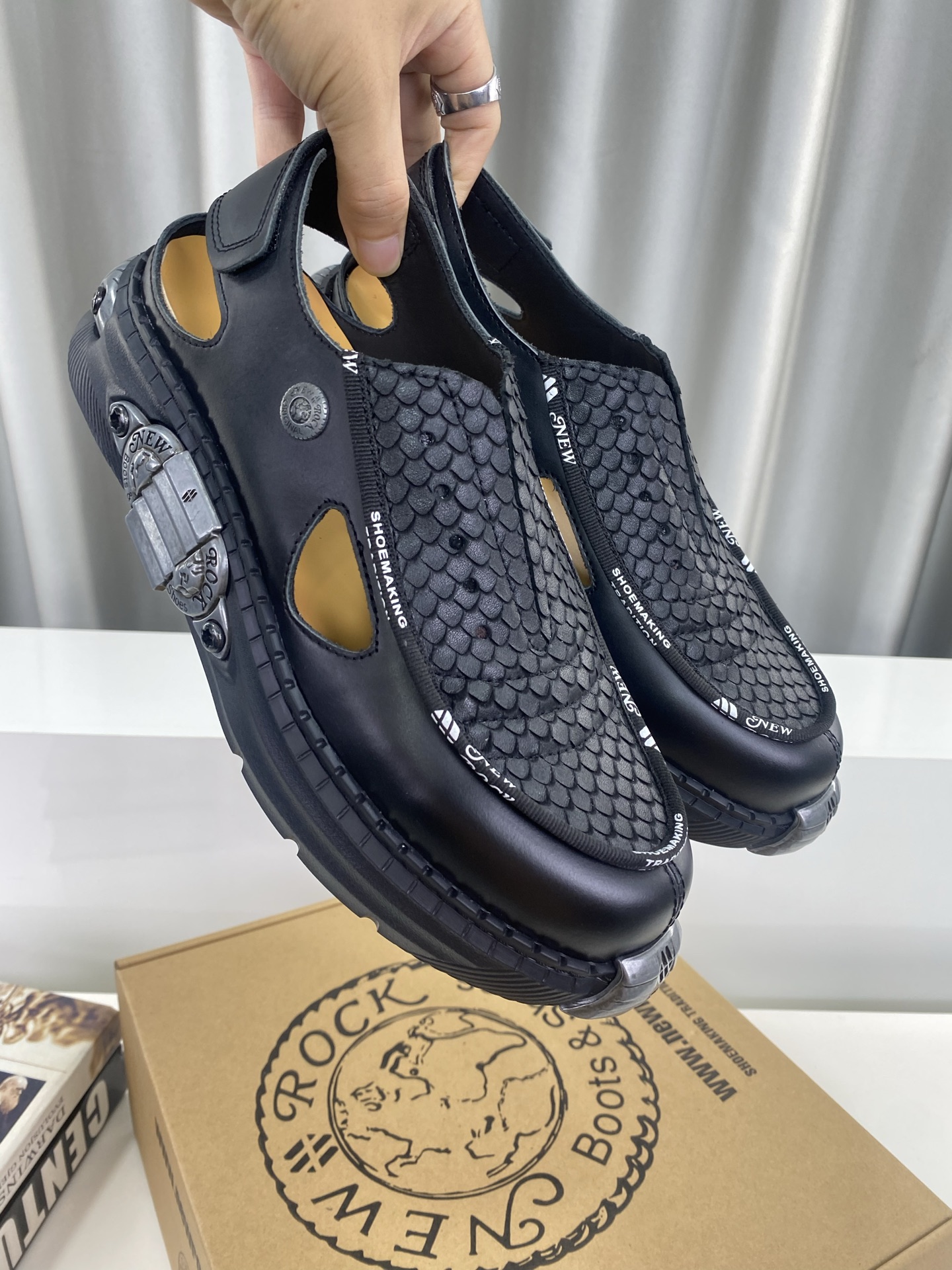 💰男350❣️
NewRock. 暗黑 朋克 马丁 摇滚 坦克 机甲硬核狂战鞋☑️
NEWROCK 西班牙高阶鞋履百年品牌,独具一格的硬核设计进入大众视野,以坦克元素作为鞋底设计,颠覆成规,打破单调沉闷,点亮整体造型,瞩目吸睛,成就无谓之姿。
充满设计感的硬核造型与金属配件的加特下,开启桀骜不驯的朋克精神,演绎独树一帜的标志性风格,在厚底鞋领域展现了其先锋鼻祖的领袖水准,是各大时装周的涅盘宠儿。
📣📣超轻发泡大底解决了笨重的弊端,懂货的闭眼入。
✅面料 头层蜡感小牛皮。
✅内里 头层牛皮内里。
✅原版发泡组合大底4.5公分跟高超级轻。
✅码数:男39-45(45定做不退换)
专柜全套包装