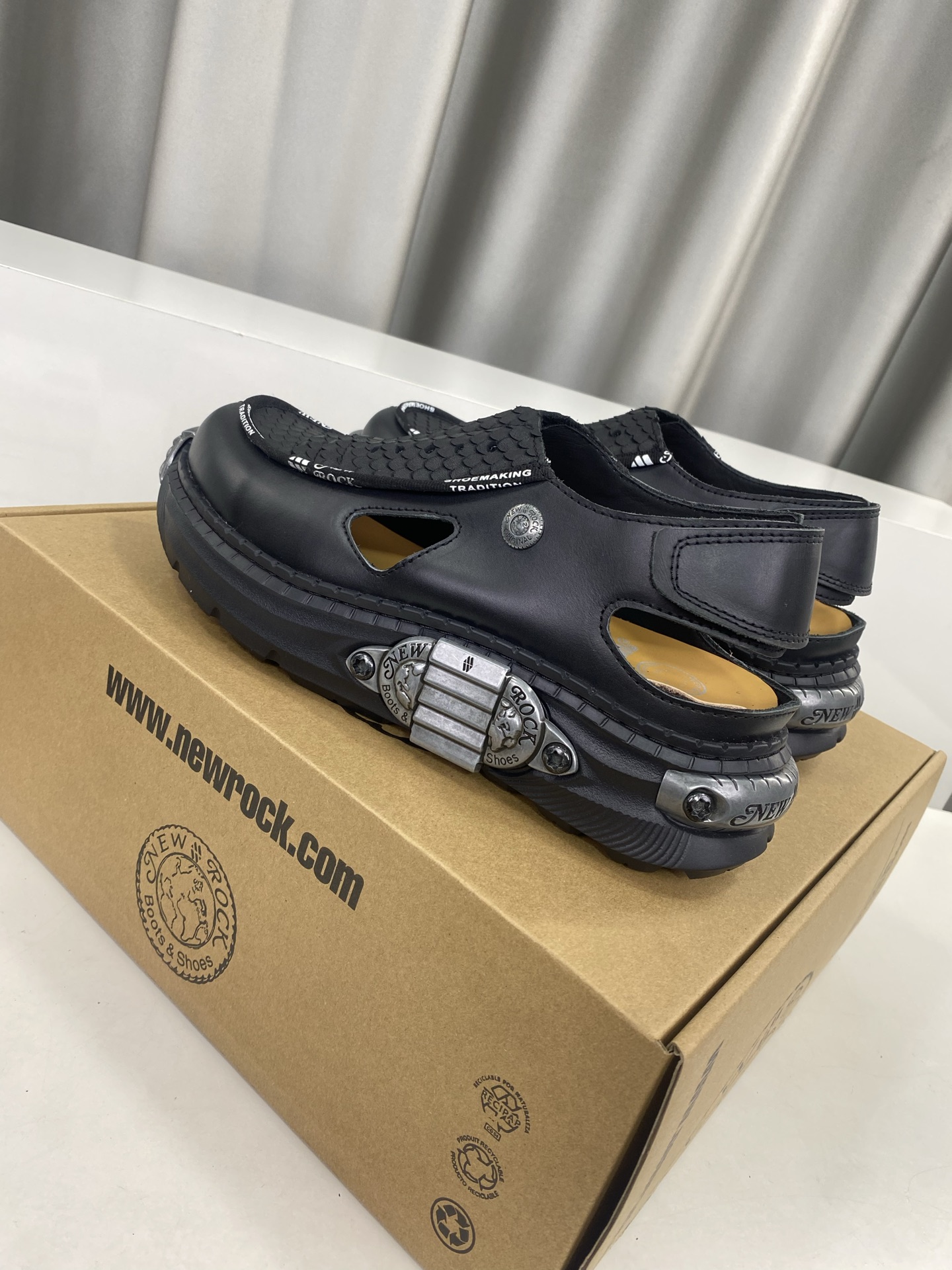 💰男350❣️
NewRock. 暗黑 朋克 马丁 摇滚 坦克 机甲硬核狂战鞋☑️
NEWROCK 西班牙高阶鞋履百年品牌,独具一格的硬核设计进入大众视野,以坦克元素作为鞋底设计,颠覆成规,打破单调沉闷,点亮整体造型,瞩目吸睛,成就无谓之姿。
充满设计感的硬核造型与金属配件的加特下,开启桀骜不驯的朋克精神,演绎独树一帜的标志性风格,在厚底鞋领域展现了其先锋鼻祖的领袖水准,是各大时装周的涅盘宠儿。
📣📣超轻发泡大底解决了笨重的弊端,懂货的闭眼入。
✅面料 头层蜡感小牛皮。
✅内里 头层牛皮内里。
✅原版发泡组合大底4.5公分跟高超级轻。
✅码数:男39-45(45定做不退换)
专柜全套包装