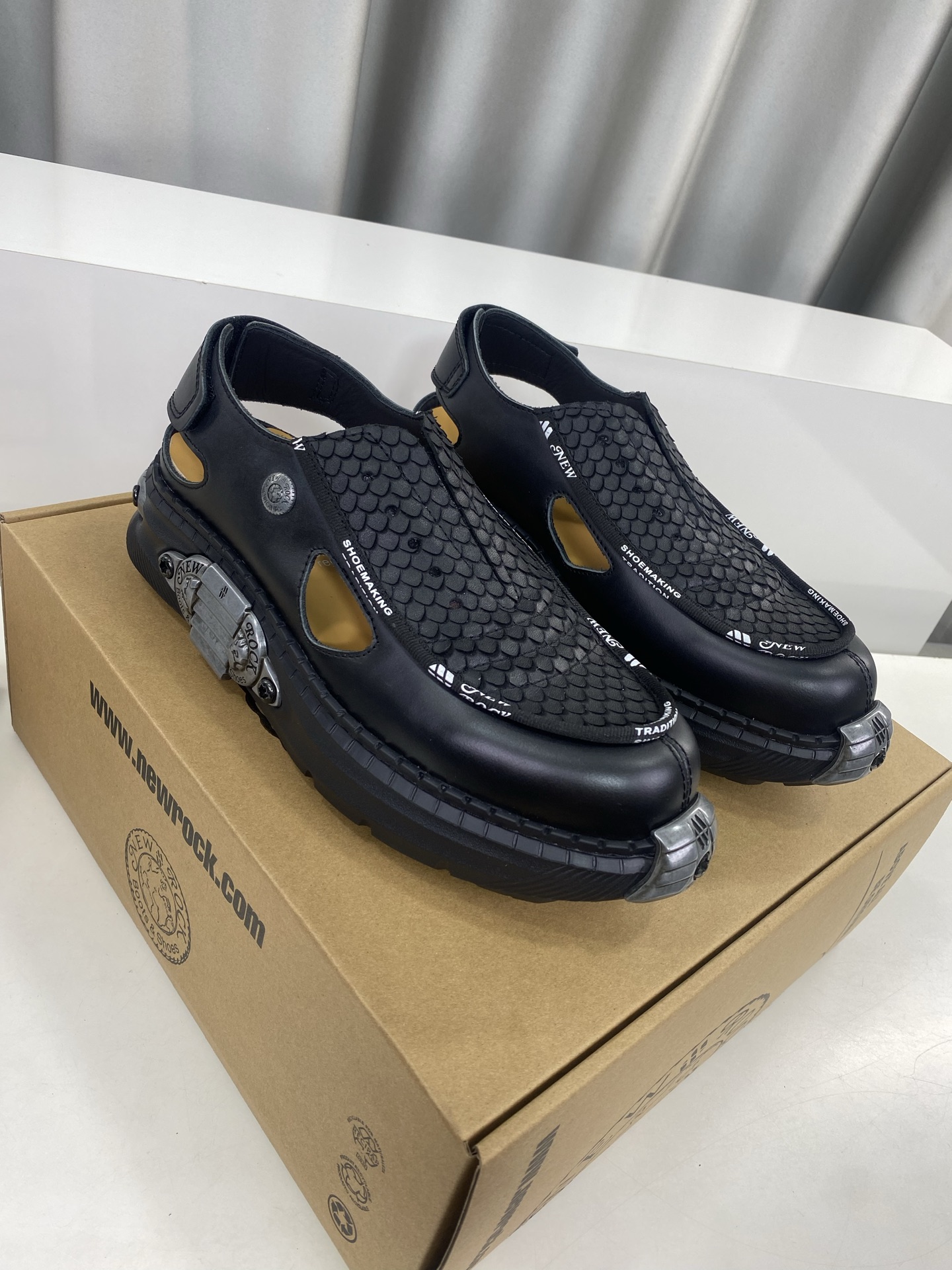💰男350❣️
NewRock. 暗黑 朋克 马丁 摇滚 坦克 机甲硬核狂战鞋☑️
NEWROCK 西班牙高阶鞋履百年品牌,独具一格的硬核设计进入大众视野,以坦克元素作为鞋底设计,颠覆成规,打破单调沉闷,点亮整体造型,瞩目吸睛,成就无谓之姿。
充满设计感的硬核造型与金属配件的加特下,开启桀骜不驯的朋克精神,演绎独树一帜的标志性风格,在厚底鞋领域展现了其先锋鼻祖的领袖水准,是各大时装周的涅盘宠儿。
📣📣超轻发泡大底解决了笨重的弊端,懂货的闭眼入。
✅面料 头层蜡感小牛皮。
✅内里 头层牛皮内里。
✅原版发泡组合大底4.5公分跟高超级轻。
✅码数:男39-45(45定做不退换)
专柜全套包装