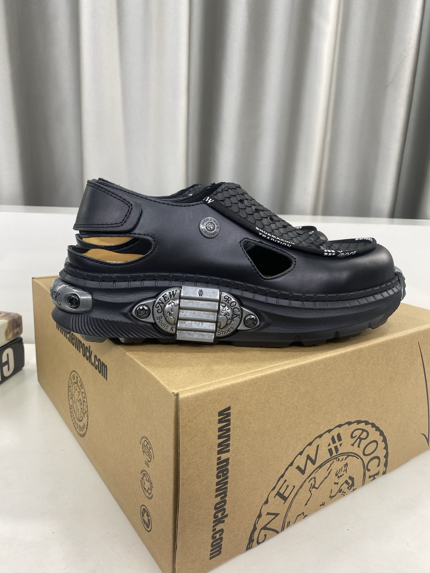 💰男350❣️
NewRock. 暗黑 朋克 马丁 摇滚 坦克 机甲硬核狂战鞋☑️
NEWROCK 西班牙高阶鞋履百年品牌,独具一格的硬核设计进入大众视野,以坦克元素作为鞋底设计,颠覆成规,打破单调沉闷,点亮整体造型,瞩目吸睛,成就无谓之姿。
充满设计感的硬核造型与金属配件的加特下,开启桀骜不驯的朋克精神,演绎独树一帜的标志性风格,在厚底鞋领域展现了其先锋鼻祖的领袖水准,是各大时装周的涅盘宠儿。
📣📣超轻发泡大底解决了笨重的弊端,懂货的闭眼入。
✅面料 头层蜡感小牛皮。
✅内里 头层牛皮内里。
✅原版发泡组合大底4.5公分跟高超级轻。
✅码数:男39-45(45定做不退换)
专柜全套包装