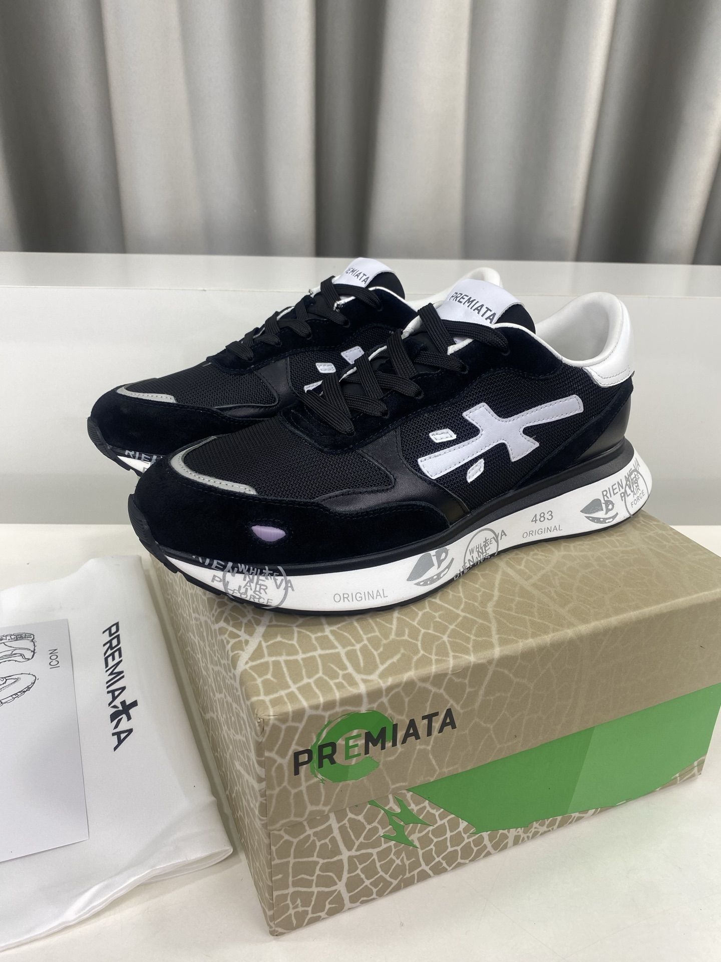 NO:482465,Men's PREMIATA (Premiata) fashion, sports, casual, jogging, men's shoes. Primiata's Italian famous products have a century-old history, all craftsmanship are all hand-made, and the LOGO with the same word '美' is called Mi's shoes. It perfectly combines traditional shoemaking methods and high-tech R&D results, designs a unique appearance, and creates shoes that are completely in line with people's feet. The feet are comfortable and beautiful. Uppers are beef fleece + cowhide + original breathable cloth, inner water dyed sheepskin, outsole PU foam combination sole. Size 39-44 (38, 44 custom made without return and exchange) Full set of original counter packaging, casual shoes/sports shoes, sneakers, cowhide, sheepskin19860909男 PREMIATA（普瑞米亚达)时尚、运动、休闲、慢跑、男鞋. 普瑞米亚达意大利名品百年历史,所有工艺全手工打造,米“字一样的LOGO简称米字鞋.完美的融合了传统的制鞋方法和高科技研发成果,设计出了独具特色的外观,打造出了完全贴合人们脚型的鞋履.上脚舒适美观. 鞋面牛反绒+牛皮+原版透气布 内里水染羊皮里 大底PU发泡组合大底. 码数男39-44(38、44定做不退换） 全套专柜原包装,休闲鞋/运动鞋,sneakers,cowhide,sheepskin,Women's Shoes