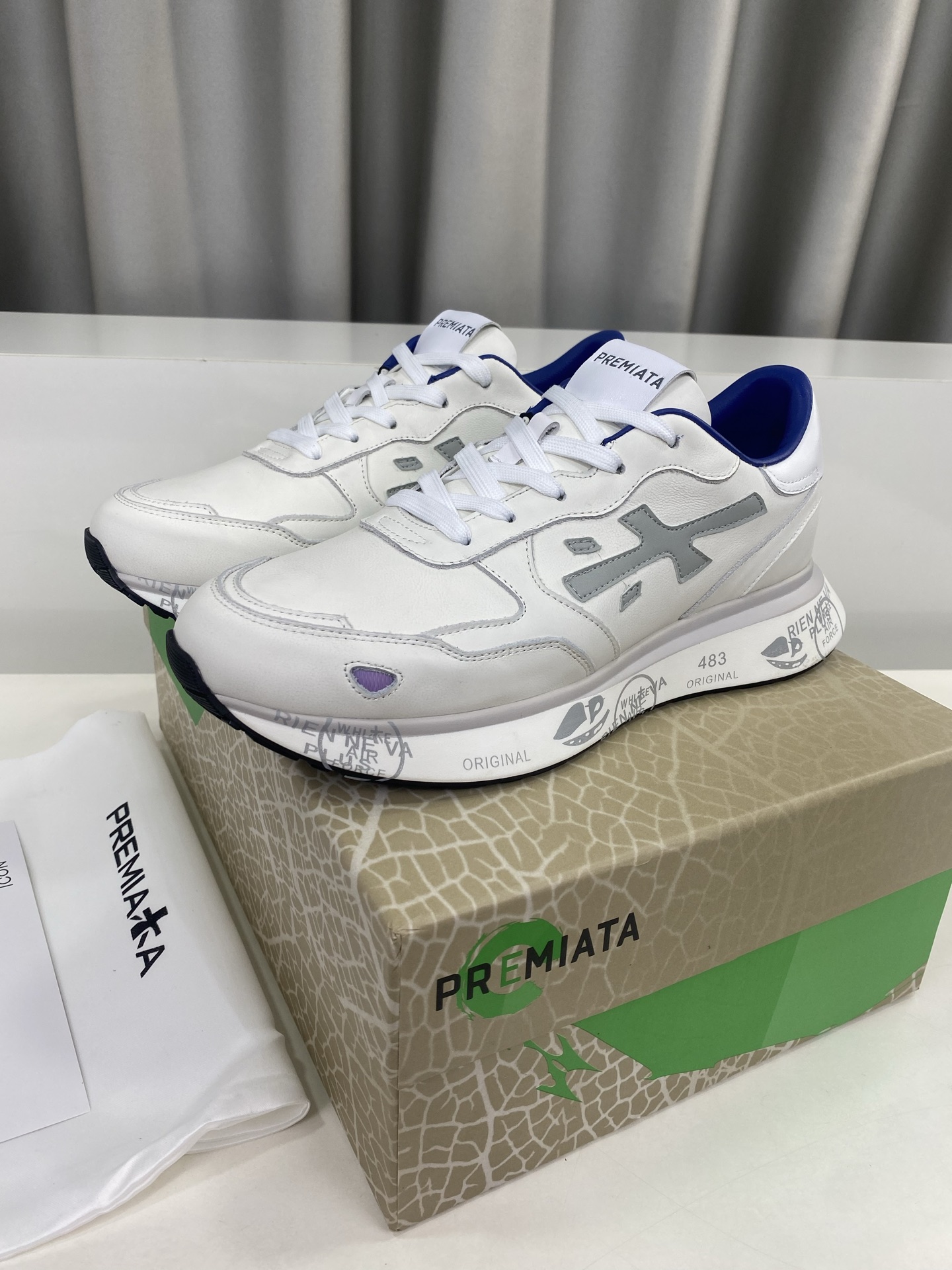 NO:614886,Men's PREMIATA (Premiada) fashion, sports, leisure, jogging, men's shoes. Premiada's Italian famous brand has a century-old history, all craftsmanship is hand-made, and the LOGO with the same word 'mi' is referred to as 'mi' shoes. It perfectly integrates traditional shoemaking methods and high-tech research and development results to design a unique appearance and create shoes that completely fit people's feet. The upper foot is comfortable and beautiful. The upper is made of cow suede + cowhide + original breathable cloth, and the lining is water-dyed sheepskin.  Outsole PU foam combination outsole. Men's size 39-44 (38, 44 customized, non-returnable) Full set of counter original packaging, casual shoes/sports shoes, sneakers, cowhide, sheepskin19860909男 PREMIATA（普瑞米亚达)时尚、运动、休闲、慢跑、男鞋. 普瑞米亚达意大利名品百年历史,所有工艺全手工打造,米“字一样的LOGO简称米字鞋.完美的融合了传统的制鞋方法和高科技研发成果,设计出了独具特色的外观,打造出了完全贴合人们脚型的鞋履.上脚舒适美观. 鞋面牛反绒+牛皮+原版透气布 内里水染羊皮里 大底PU发泡组合大底. 码数男39-44(38、44定做不退换） 全套专柜原包装,休闲鞋/运动鞋,sneakers,cowhide,sheepskin,Women's Shoes