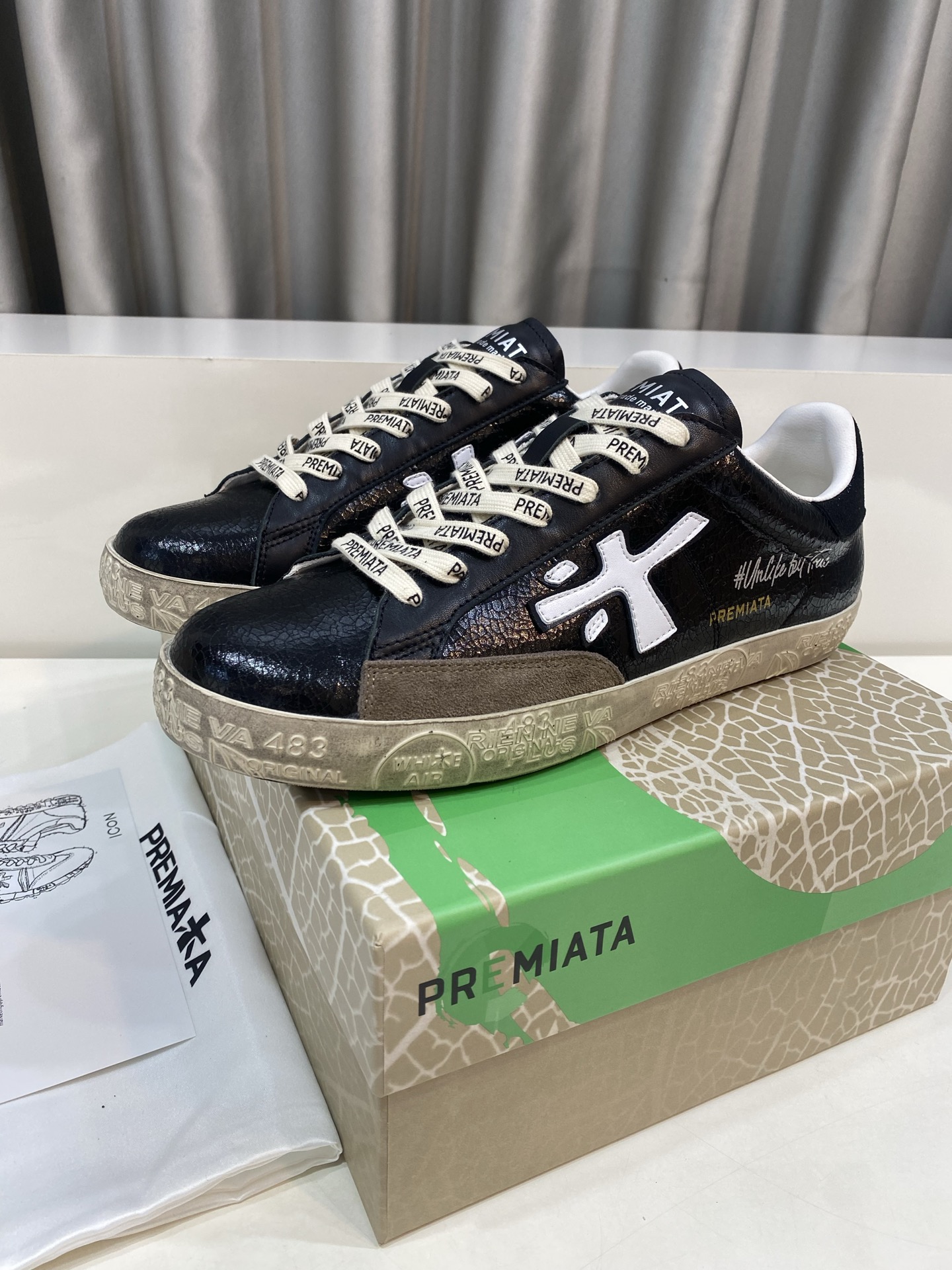 NO:614891,Men's and women's PREMIATA fashion, sports, leisure, jogging, couple shoes. PREMIATA is an Italian famous brand with a century-old history. All craftsmanship is hand-made. The LOGO with the same word 'mi' is referred to as 'mi' shoes. It perfectly integrates traditional shoemaking methods and high-tech research and development results to design a unique appearance and create shoes that completely fit people's foot shapes. The upper feet are comfortable and beautiful. The upper is made of calfskin. The lining is water-dyed cowhide.  The outsole is stamped with the original mold, and the rubber non-slip outsole. The size is 35-39 for women (40, non-returnable for customization), 39-44 for men (45, non-refundable for customization), a full set of original packaging from the counter, casual shoes/sports shoes, sneakers, cowhide19860909男女 PREMIATA（普瑞米亚达)时尚、运动、休闲、慢跑、情侣鞋. 普瑞米亚达意大利名品百年历史,所有工艺全手工打造,米“字一样的LOGO简称米字鞋.完美的融合了传统的制鞋方法和高科技研发成果,设计出了独具特色的外观,打造出了完全贴合人们脚型的鞋履.上脚舒适美观. 鞋面头层小牛皮. 内里水染牛皮内里. 大底原开模钢印,橡胶防滑大底. 码数女35～39（40、定做不退换） 男39～44（45、定做不退换） 全套专柜原包装,休闲鞋/运动鞋,sneakers,cowhide,Women's Shoes