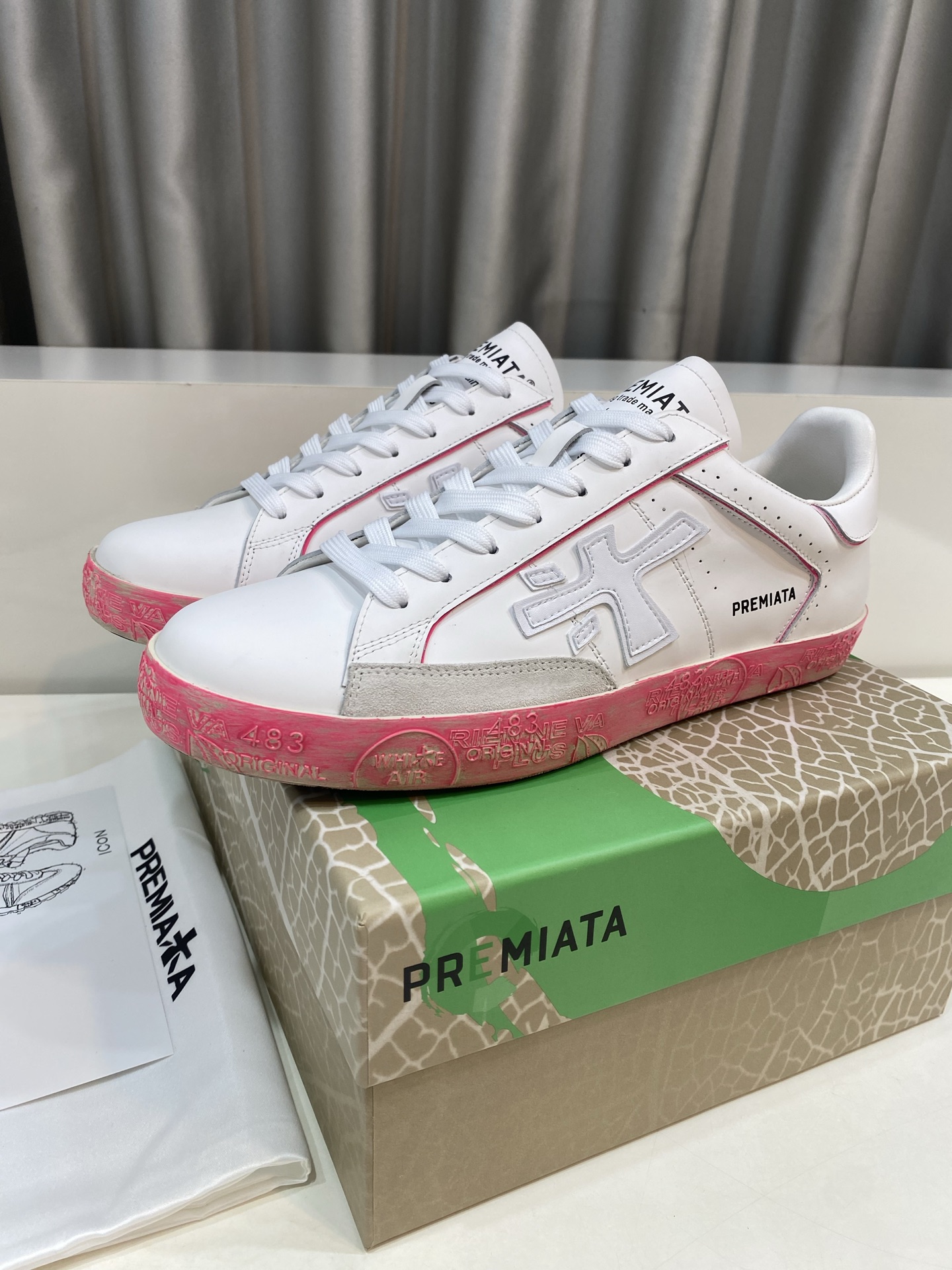 NO:482468,Men and women PREMIATA (Premiata) fashion, sports, casual, jogging, couple shoes. Primiata Italian famous products have a century-old history, all craftsmanship are all hand-made, and the LOGO with the same word as the word 'Mi' is abbreviated as the word 'Mi' shoes. It perfectly combines traditional shoemaking methods and high-tech R&D results, designs a unique appearance, creating shoes that are completely in line with people's feet. The feet are comfortable and beautiful. The upper top layer calfskin. The inner layer of cowhide is water-dyed cowhide inner. The original molded steel stamp of the large sole, rubber non-slip sole. Size 35~39 for women (40, customized without return and exchange) Men 39~44 for men (45, customized without return and exchange) Full set of original counter packaging, casual shoes/sports shoes, sneakers, cowhide19860909男女 PREMIATA（普瑞米亚达)时尚、运动、休闲、慢跑、情侣鞋. 普瑞米亚达意大利名品百年历史,所有工艺全手工打造,米“字一样的LOGO简称米字鞋.完美的融合了传统的制鞋方法和高科技研发成果,设计出了独具特色的外观,打造出了完全贴合人们脚型的鞋履.上脚舒适美观. 鞋面头层小牛皮. 内里水染牛皮内里. 大底原开模钢印,橡胶防滑大底. 码数女35～39（40、定做不退换） 男39～44（45、定做不退换） 全套专柜原包装,休闲鞋/运动鞋,sneakers,cowhide,Women's Shoes