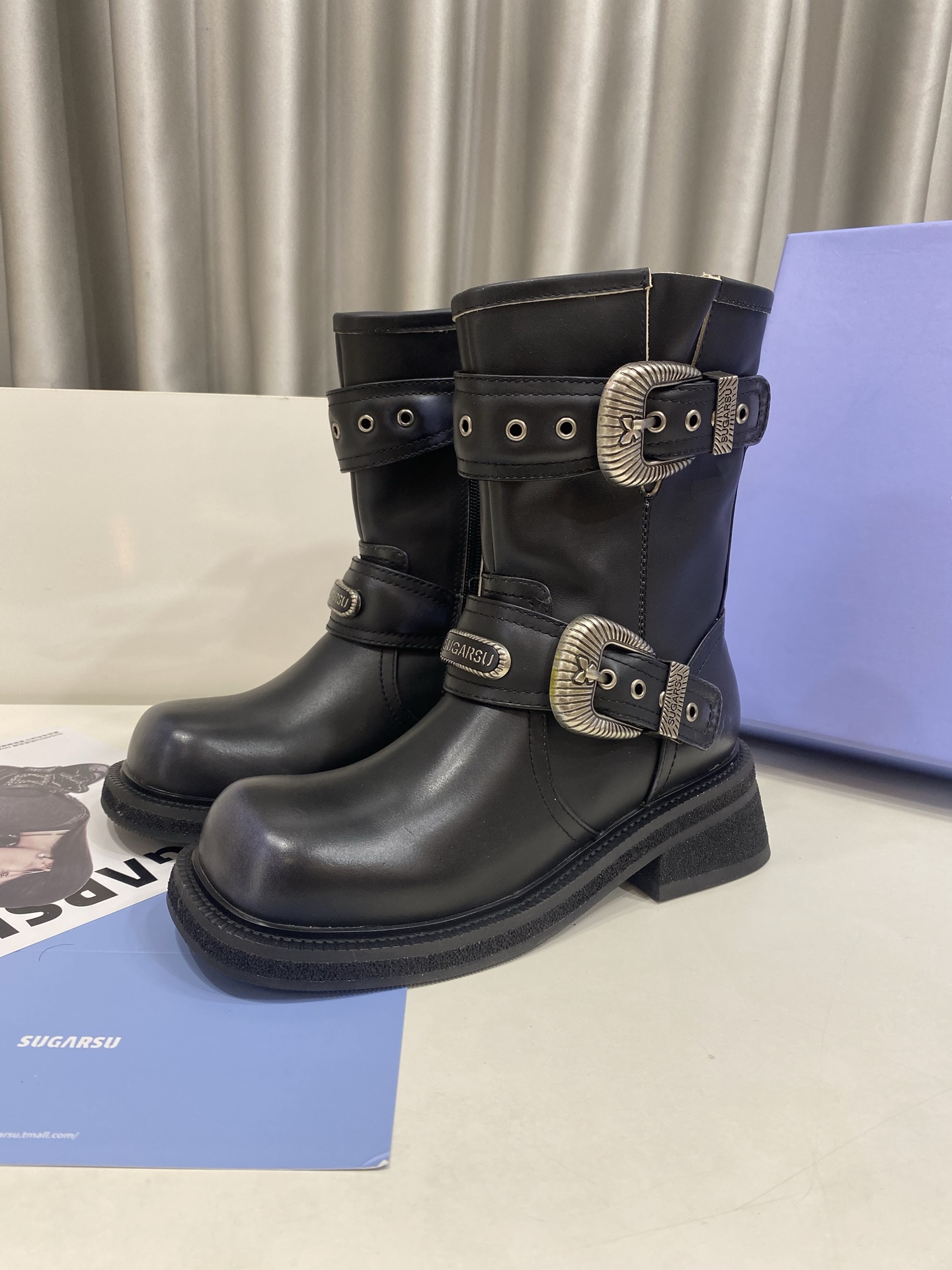 NO:614896,SUGARSU is a must-have item for autumn and winter. Color polished Martin boots. The side profile is an instant hit. Can be sweet or cool. Thick-soled square toe design. The hardware pores are full of texture and will refract light with the light. Wave edge design. Craftsmanship. Side zipper design. Easy to fall off. The upper foot is slimmer and taller. The upper is imported cowhide and color polished. The lining is sheepskin. Heel height is 5cm. The sole is imported rubber foam outsole.  Size35-40 (40 orders are not returnable), boots, cowhide, sheepskin19860909SUGARSU 酥屡秋冬必备的单品 擦色 马丁靴 侧颜秒杀全场 可甜可酷 厚底方头设计 五金气孔质感十足 会随着光线折射出光 波浪边设计 工艺 侧拉链设计 好脱落 上脚显瘦又显高 鞋面进口牛皮擦色 内里羊皮 跟高5cm 鞋底进口橡胶发泡大底 Size35-40（40订做不退换）,靴子,boots,cowhide,sheepskin,Women's Shoes