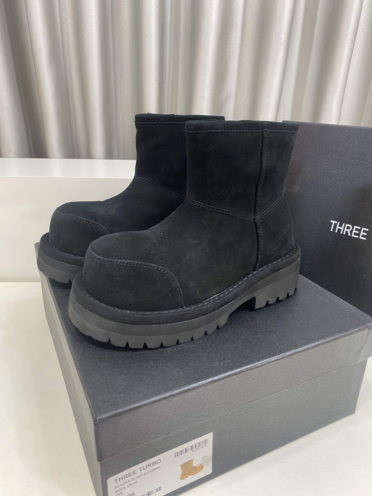 NO:541989,THREE TURBO 25 new domestic trendy brand, thick sole, big toe, wool snow boots, design is not inferior to Balenciaga, high-end domineering and retro. The round toe design not only adds a bit of cuteness, but also provides comfortable space for toes. The thick sole not only has good support, but also improves the overall fashion and makes the boots more personalized. The simple short boot style is extremely matchful. Whether it is matched with jeans or skirts, it can easily create a trendy and stylish look, adding a touch of bright color and texture to autumn and winter outfits. Upper imported Niujing inner wool heel height 4cm sole imported rubber foam sole Size35-40 (40 custom made without return or exchange),,balenciaga,boots,skirts,jeans19860909THREE TURBO 国内潮牌25新款 厚底 大头 羊毛雪地靴 设计感丝毫不输巴黎世家 高端霸气 且富有复古气息.圆润的鞋头设计,既增添了几分可爱感,又能为脚趾提供舒适的空间.厚实的鞋底,不仅具有良好的支撑性,还提升了整体的时尚度,让靴子更具个性.简约的短靴款式,搭配性极强,无论是搭配牛仔裤,还是裙装,都能轻松打造出潮流又有型的造型,为秋冬穿搭增添一抹亮色与质感 鞋面进口牛京 内里羊毛 跟高4cm 鞋底进口橡胶发泡大底 Size35-40（40订做不退换）,,balenciaga,boots,skirts,jeans,Men's shoes