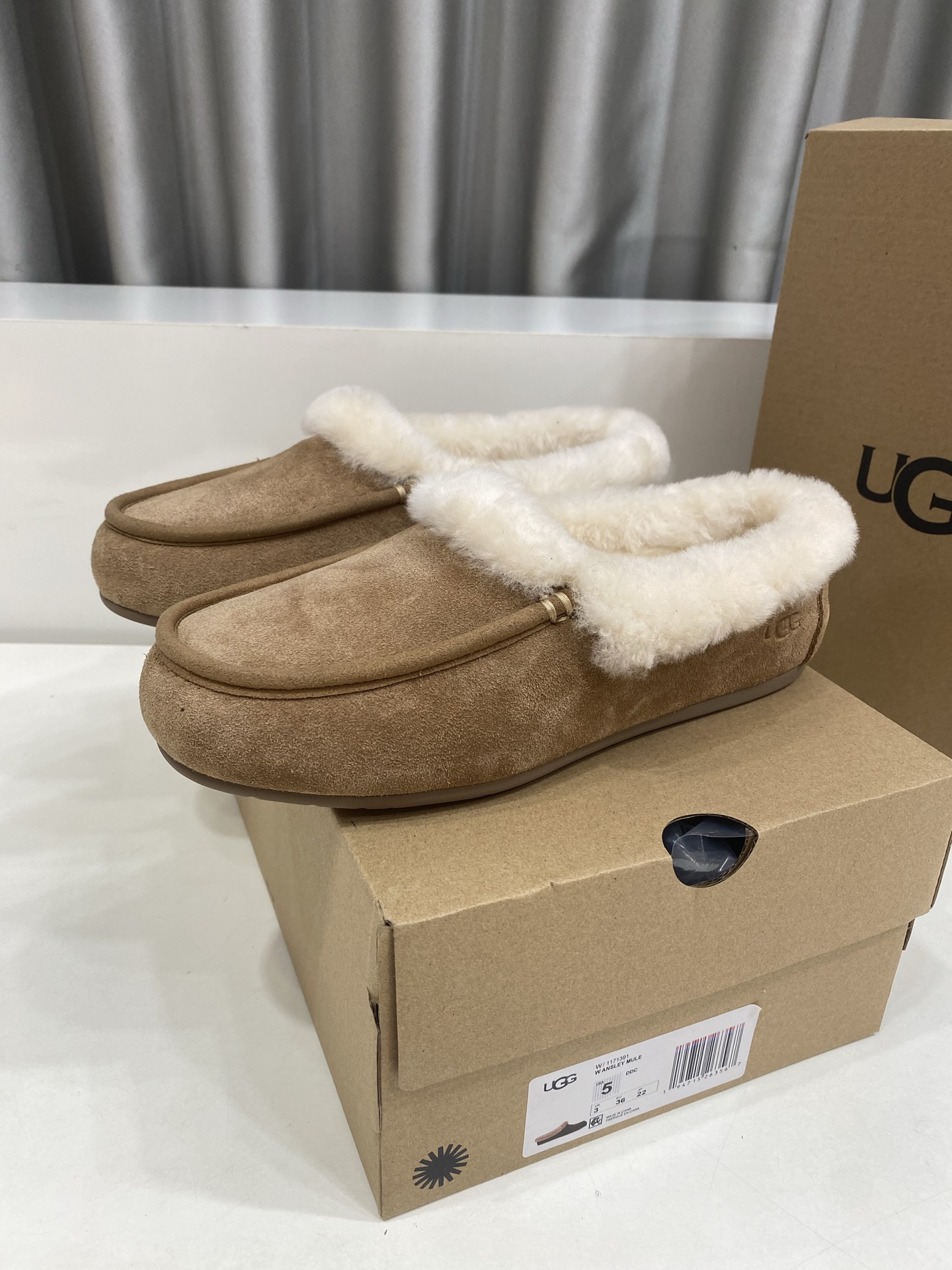 NO:541995,UGG's new autumn and winter style, round toe and flat sole, outdoor fur slippers at home, delicate texture. The soft plush is surrounded by the mouth of the shoe, which not only adds a warmth, but also makes the overall look more cute and exquisite. The simple boat shoe style is classic and versatile. Whether it is matched with casual clothes or thick winter jackets, it can easily create a comfortable and fashionable atmosphere, bringing warmth and comfort to the cold weather. The upper is original Niujing, the inner foot pad is integrated with wool. The sole is original rubber outsole. Size35-40 (40 custom-made, no return or exchange),, slippers, jackets & coats19860909UGG 秋冬新款 圆头内增高平底 居家户外毛毛拖鞋 质感细腻.鞋口处环绕着柔软的毛绒,既增添了温暖感,又让整体造型更显可爱精致.简约的船鞋款式,经典又百搭,无论是搭配休闲装还是冬日的厚外套,都能轻松营造出舒适又时尚的氛围,为寒冷的天气带来温暖与惬意 鞋面原版牛京 内里垫脚羊毛一体 鞋底原版橡胶大底 Size35-40（40定做不退换）,,slippers,jackets & coats,Men's shoes