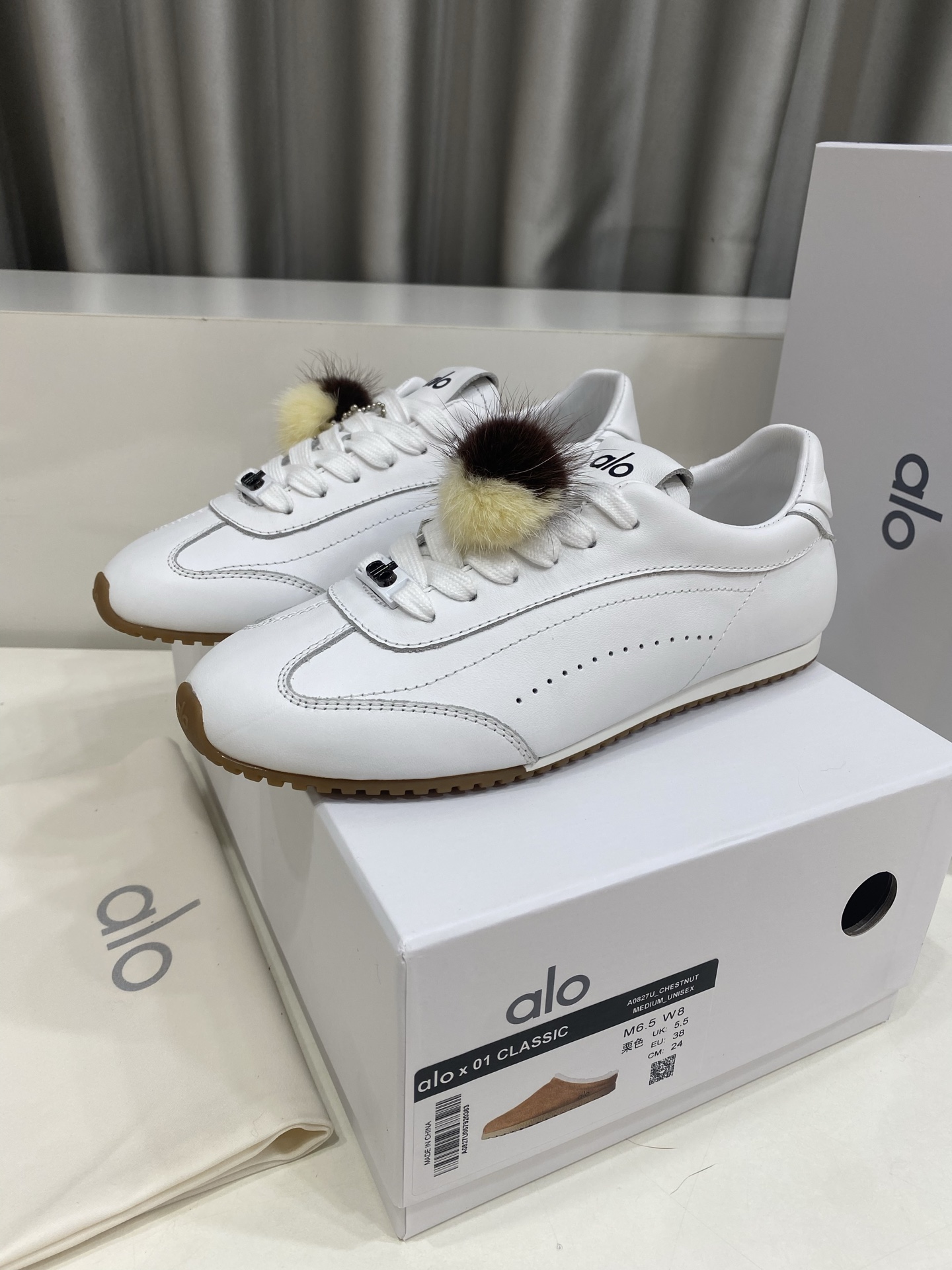 NO:614881,Button 230 Alo Yoga's latest popular Sunset series, casual sports shoes, old money style, lace-up, Forrest Gump shoes, moral training shoes, original purchase, development and production. This Sunset sports shoes understands girls better than Nike!  Super versatile on the feet!  And super comfortable!  It’s a thick-soled model but not heavy on the feet at all!  Very light!  It looks even better with socks!  The upper foot is increased to show the slimmer legs. The fabric is made of original imported first-layer cow nubuck. Sheepskin lining for foot pads. Outsole: Original customized non-slip TPU outsole Size 35-39 (customized for 40 yuan, non-refundable), casual shoes/sports shoes, sneakers, sheepskin19860909扣子230 Alo Yoga 最新爆款Sunset系列 休闲 运动鞋 老钱风 系带 阿甘鞋 德训鞋 原版购入开发 做货 这款Sunset 运动鞋 比耐克更懂女生！上脚超级百搭！而且超级舒适！是厚底款但是上脚一点都不沉重！ 非常轻便！套上袜套搭配更好看！上脚增高显腿细 面料采用原版进口头层牛磨砂 内里垫脚羊皮 大底: 原版定制防滑TPU大底 Size35-39（40定做不退换）,休闲鞋/运动鞋,sneakers,sheepskin,Women's Shoes