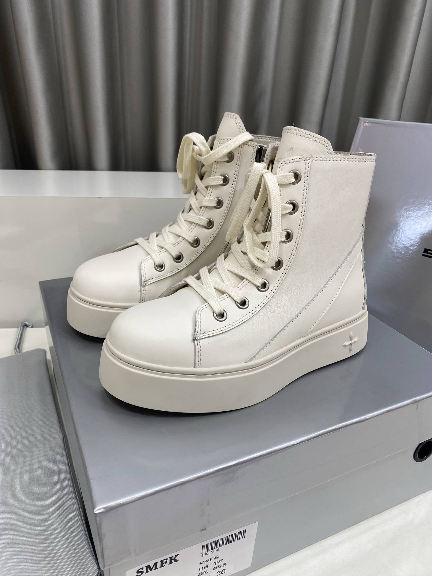 NO:614860,Smfk niche fashion brand 25ss hot new product thick sole casual shoes Martin boots This pair of SMFK single products perfectly interprets the brand's unique trend attitude and pioneering design concept. The thick sole cleverly elongates the leg line, allowing the wearer to easily have outstanding body proportions. The eye-catching sharp cross pattern on the side of the thick sole, as one of SMFK's iconic elements, not only highlights the brand's characteristics, but also gives the shoes unique recognition.  Whether it is paired with SMFK's classic sports suit to show a vibrant sports fashion sense; or combined with simple denim items to create a street style, this pair of items can become the focus of your outfit with its unique design and brand charm, allowing you to confidently walk at the forefront of fashion and release your own trend attitude. The upper is made of original imported cowhide, the lining is sheepskin, the high heels are 7.5cm, and the sole is an original customized EVA rubber outsole.  Size 35-40 (custom-made size 40 is non-refundable), boots, cowhide, sheepskin19860909Smfk 小众潮牌 25ss爆款新品 厚底 休闲鞋 马丁靴 这双SMFK单品,完美诠释了品牌独特的潮流态度与先锋设计理念. 厚底巧妙拉长腿部线条,让穿着者轻松拥有出众的身材比例 .而厚底侧面那一抹亮眼的尖角十字花图案,作为SMFK的标志性元素之一,不仅凸显了品牌特色,更赋予了鞋子独一无二的辨识度. 无论是搭配SMFK经典的运动套装,展现活力满满的运动时尚感；还是与简约的牛仔单品相组合,打造街头潮流风格,这双单品都能凭借其独特的设计和品牌魅力,成为穿搭中的焦点,让你自信地走在时尚前沿,释放独属于自己的潮流态度. 鞋面采用原版进口牛皮 内里垫脚羊皮 高跟7.5cm 鞋底原版定制EVA橡胶大底 码数35-40（40定做不退换）,靴子,boots,cowhide,sheepskin,Women's Shoes