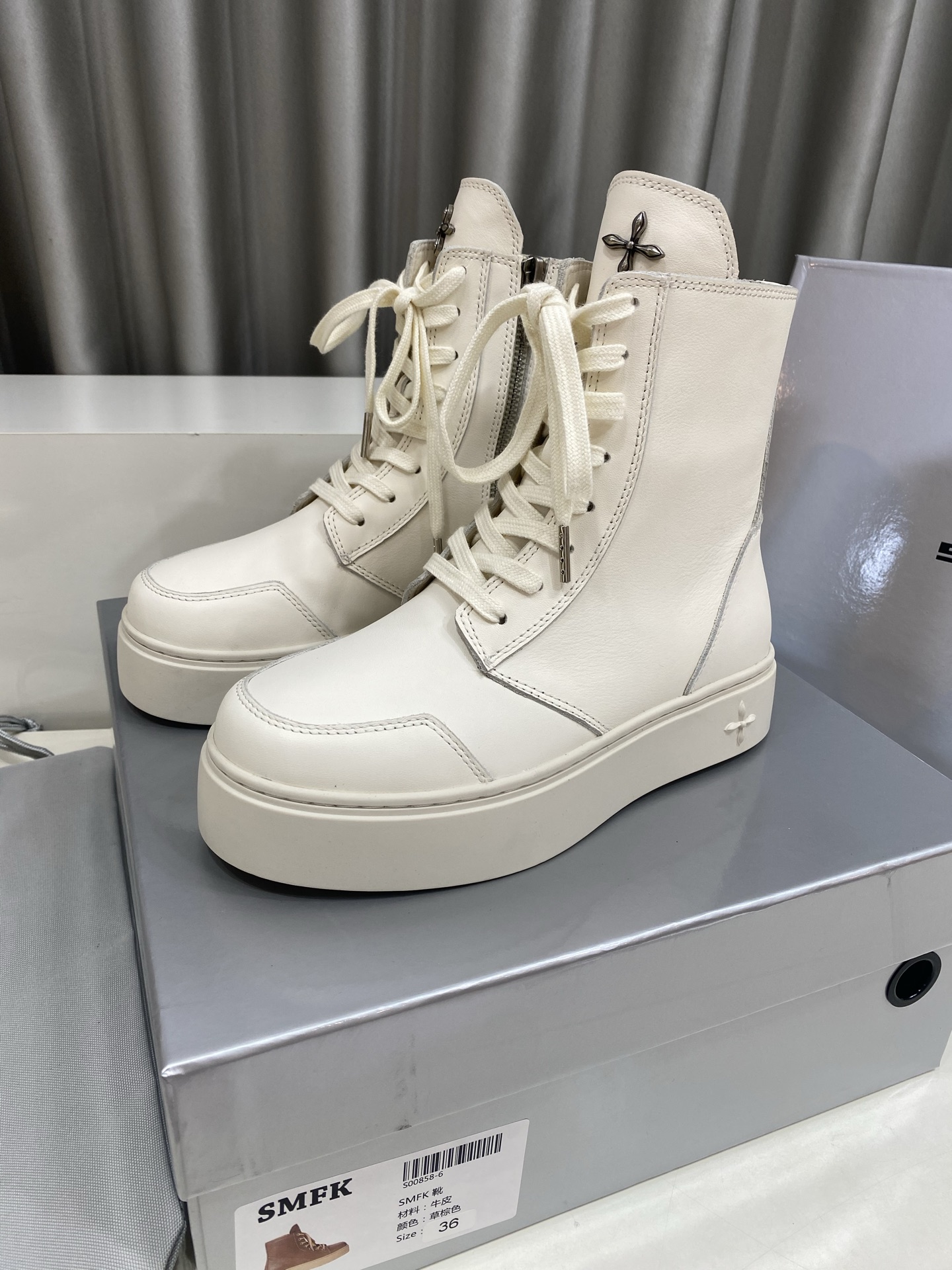 NO:614870,Smfk niche fashion brand 25ss hot new product thick sole casual shoes Martin boots This pair of SMFK single products perfectly interprets the brand's unique trend attitude and pioneering design concept. The thick sole cleverly elongates the leg line, allowing the wearer to easily have outstanding body proportions. The eye-catching sharp cross pattern on the side of the thick sole, as one of SMFK's iconic elements, not only highlights the brand's characteristics, but also gives the shoes unique recognition.  Whether it is paired with SMFK's classic sports suit to show a vibrant sports fashion sense; or combined with simple denim items to create a street style, this pair of items can become the focus of your outfit with its unique design and brand charm, allowing you to confidently walk at the forefront of fashion and release your own trend attitude. The upper is made of original imported cowhide, the lining is sheepskin, the high heels are 7.5cm, and the sole is an original customized EVA rubber outsole.  Size 35-40 (custom-made size 40 is non-refundable), boots, cowhide, sheepskin19860909Smfk 小众潮牌 25ss爆款新品 厚底 休闲鞋 马丁靴 这双SMFK单品,完美诠释了品牌独特的潮流态度与先锋设计理念. 厚底巧妙拉长腿部线条,让穿着者轻松拥有出众的身材比例 .而厚底侧面那一抹亮眼的尖角十字花图案,作为SMFK的标志性元素之一,不仅凸显了品牌特色,更赋予了鞋子独一无二的辨识度. 无论是搭配SMFK经典的运动套装,展现活力满满的运动时尚感；还是与简约的牛仔单品相组合,打造街头潮流风格,这双单品都能凭借其独特的设计和品牌魅力,成为穿搭中的焦点,让你自信地走在时尚前沿,释放独属于自己的潮流态度. 鞋面采用原版进口牛皮 内里垫脚羊皮 高跟7.5cm 鞋底原版定制EVA橡胶大底 码数35-40（40定做不退换）,靴子,boots,cowhide,sheepskin,Women's Shoes