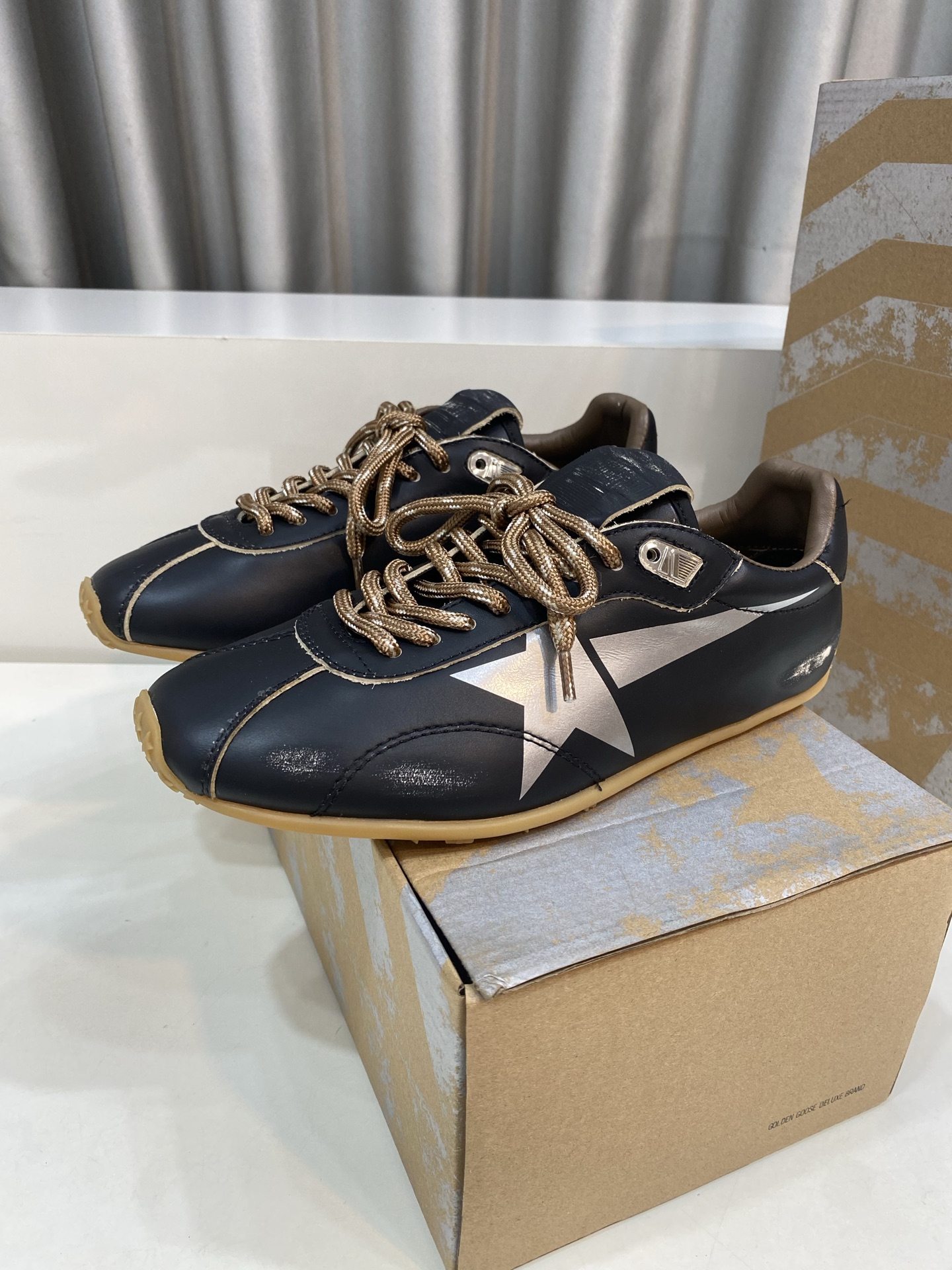 NO:542000,'Exclusive Top Version' GGDB space star~25vs early autumn new casual small dirty shoes series... [Color-blocking casual small dirty shoes] Breaking the traditional aesthetics, the small dirty shoes have been a demonstration of celebrity private servers. It is so versatile!  No need to worry about washing shoes anymore!  Fabric: Original custom cowhide Inner: Original custom sheepskin Finger pad: Original custom sheepskin Big bottom: Original mold opening TPU molding bottom Packaging: Original full packaging Number of codes: 35-39 (40 customization) Color: Synchronous update of the official website, cowhide, sheepskin19860909《独家顶级版本》 GGDB space star~25vs早秋新款休闲小脏鞋系列……【拼色休闲小脏鞋】 打破传统审美,小脏鞋做到了明星私服上脚示范 就是这么百搭 ！再也不用担心洗鞋的问题啦！ 面料:原版定制牛皮 内里:原版定制羊皮 垫脚:原版定制羊皮 大底:原版开模TPU成型底 包装:原版全套包装 码数:35-39（40定） 颜色:官网同步更新,,cowhide,sheepskin,Men's shoes