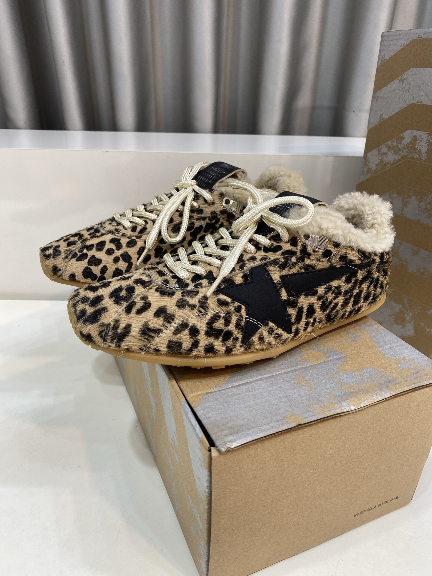 NO:542006,'Exclusive Top Version' GGDB space star~25vs early autumn new casual small dirty shoes series... [Color-blocking casual small dirty shoes] Breaking the traditional aesthetics, the small dirty shoes have been a demonstration of celebrity private servers. It is so versatile!  No need to worry about washing shoes anymore!  Fabric: Original custom leopard print horse hair Inner: Original custom sheep curl Fleece: Original custom sheep curl Big bottom: Original open mold TPU molded bottom Packaging: Original full set of packaging Number of codes: 35-39 (40 custom) Color: Synchronous update of the official website,19860909《独家顶级版本》 GGDB space star~25vs早秋新款休闲小脏鞋系列……【拼色休闲小脏鞋】 打破传统审美,小脏鞋做到了明星私服上脚示范 就是这么百搭 ！再也不用担心洗鞋的问题啦！ 面料:原版定制豹纹马毛 内里:原版定制羊卷毛 垫脚:原版定制羊卷毛 大底:原版开模TPU成型底 包装:原版全套包装 码数:35-39（40定） 颜色:官网同步更新,,Men's shoes