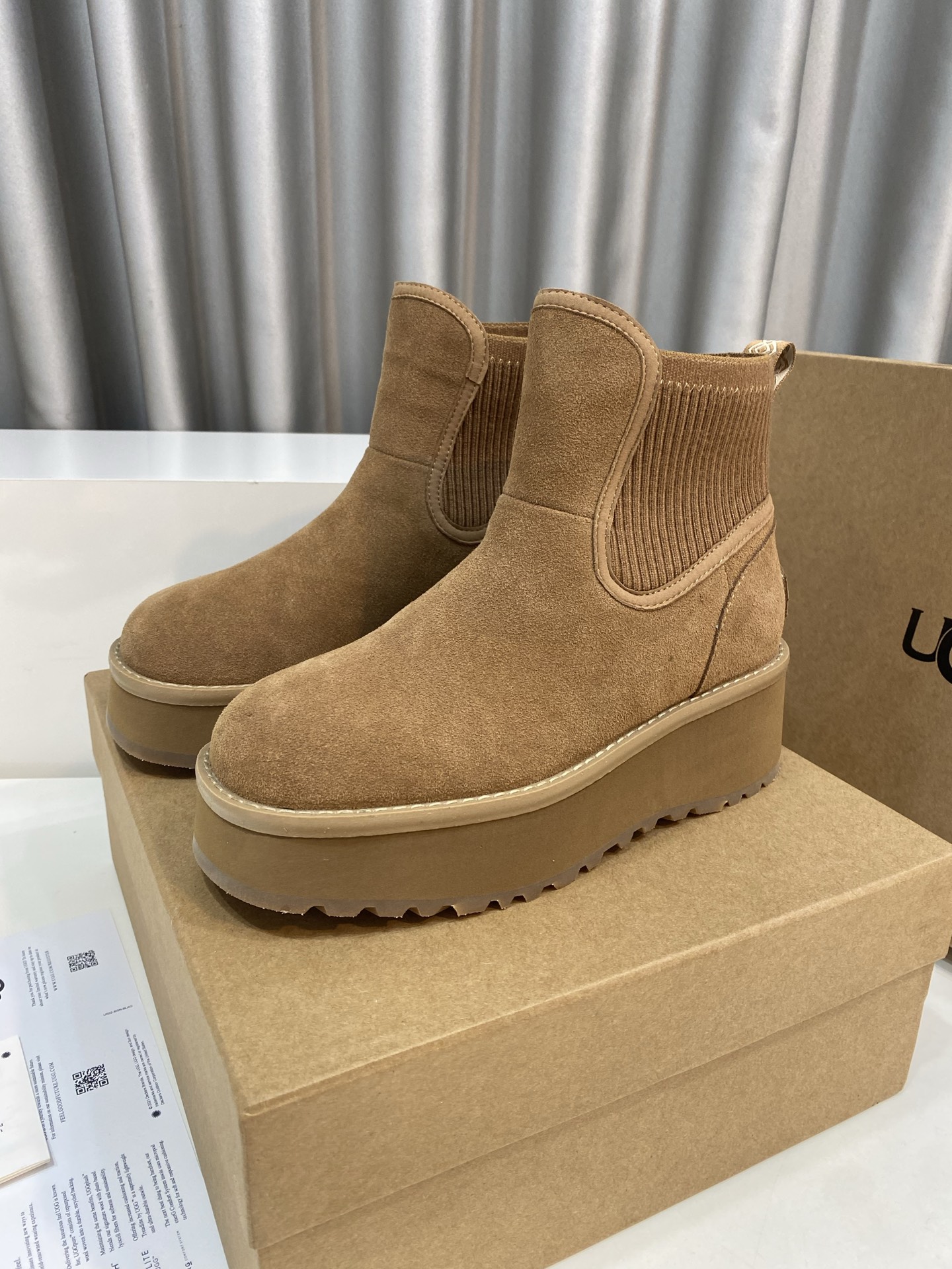 NO:541964,UGG new autumn and winter style retro British style thick-soled Chelsea wool boots. When retro British style meets comfort and warmth, this pair of UGG thick-soled Chelsea boots will redefine your autumn and winter outfits. The luxurious material is selected from fine suede, which is soft to the touch and has a high-quality texture. It is paired with knitted elastic socks, which fit the ankle without being tight, and are both retro and comfortable.  The style is versatile, whether it is paired with retro jeans to create a casual tone, or matched with a dress to unlock the sweet and cool contrast, it can be the finishing touch of the style, allowing you to easily stand out in autumn and winter. The upper is original Niu Jing, the lining is wool, the sole is original EVI foam outsole, Size35-40 (customized for 40, non-returnable), boots, skirts, jeans19860909UGG 秋冬新款 复古英伦风厚底切尔西羊毛靴 当复古英伦风遇上舒适保暖,这双UGG厚底切尔西靴为你重新定义秋冬穿搭 材质奢感甄选细腻反绒皮,触感柔软且质感高级,搭配针织弹力袜口,贴合脚踝不紧绷,复古与舒适双向拉满 风格百搭无论是搭配复古牛仔裤打造随性腔调,还是适配连衣裙解锁甜酷反差感,它都能成为造型的点睛之笔,让你在秋冬穿搭中轻松脱颖而出. 鞋面原版牛京 内里垫脚羊毛 鞋底原版EVI发泡大底 Size35-40（40定做不退换）,,boots,skirts,jeans,Men's shoes