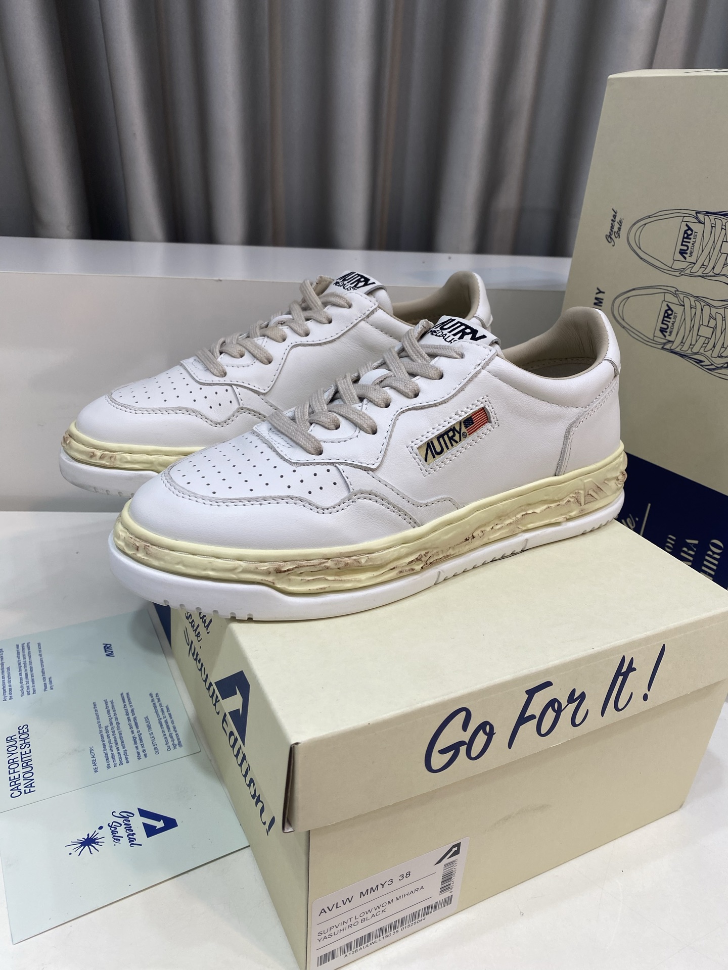 NO:680618,Men's 10 Autry  Distressed aesthetics and unique style. The deliberately distressed texture of the shoe edge, paired with classic black and white contrasting colors, has both the nostalgic atmosphere of retro sneakers and the avant-garde deconstruction of 'dissolving shoes'. It can easily adapt to retro style, street style, cityboy and other diverse styles, allowing you to stand out in the crowd. The upper is made of original imported cowhide, the lining is made of sheepskin spliced terry cloth, and the sole is an original custom-made rubber foam combination sole.  Size 35-44 (40 for women and 45 for men, custom-made and non-returnable),,mmy,cowhide,sheepskin19860909男10 Autry × MMY联名款复古溶解 运动滑板鞋 跨界联名,血统不凡Autry美式复古运动基因碰撞Maison Mihara Yasuhiro（三原康裕）先锋做旧解构设计,两大潮流势力强强联合,打造出兼具复古韵味与先锋态度的小众爆款 做旧美学,风格独树一帜鞋边刻意做旧的磨损质感,搭配黑白经典撞色,既有复古球鞋的怀旧氛围,又有“溶解鞋”的先锋解构感,轻松适配复古风、街头风、Cityboy等多元穿搭风格,让你在人群中风格立现 鞋面采用原版进口牛皮 内里垫脚羊皮拼接毛巾布 鞋底原版定制橡胶发泡组合底. 码数35-44（女40男45定做不退换）,,mmy,cowhide,sheepskin,Men's shoes