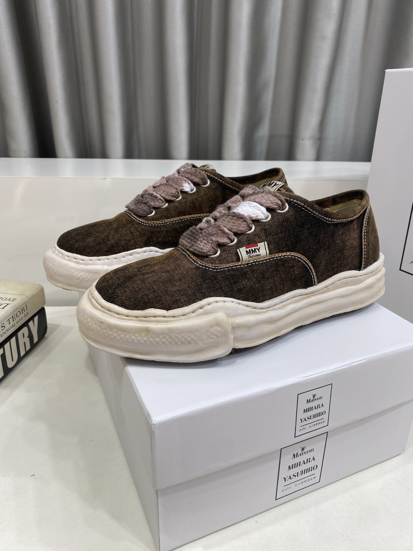 NO:680604,[Mihara Yasuhiro MMY dissolving shoes] for men and women are retro, distressed, washed and heavy-crafted dissolving shoes. The retro trendy soul is welded to the feet. The 'old' trendy feeling is instantly recognizable. The washed denim looks like it has been soaked in ten years, and the faded texture comes with a Vintage filter; the broken raw edge of the dissolved outsole + the old hemming, stepping on the foot is like wearing the 'artistic sense' into daily life. Each pair is a unique 'traces of time'.  The top code of 2025 is to instantly transform into a street kid in the 90s with overalls. The sense of relaxation is straight away. Pair it with a short skirt or denim jacket, which is retro and modern. When taking photos on the street, it comes with its own 'hipster buff'. The 'soul' of these shoes is more and more advanced as they get older. Material: original custom-made space Monica washed denim on the upper, original breathable fabric on the lining, original molded EVA foam sole with steel stamp, Size 35-45 (custom-made for women 40 men and 45 men, non-refundable)  Full set of counter original packaging, mmy, skirts, jackets & coats19860909男女【三原康裕MMY溶解鞋】复古 做旧 水洗重工艺溶解鞋 把复古潮魂焊在脚上 一眼封神的「旧」潮感 水洗牛仔布像浸过十年时光,褪色纹理自带Vintage滤镜；溶解大底的破碎毛边+做旧包边,踩在脚下像把「艺术感」穿成日常,每双都是独一份的「岁月痕迹」. 2025顶流穿搭密码配工装裤秒变90年代街头仔,松弛感直接拉满,搭短裙/牛仔外套复古撞现代,出街拍照自带「潮人buff」 这双鞋的「灵魂」越旧越高级 材质鞋面原版定制太空莫尼卡水洗牛仔布, 内里原版透气布 大底原开模钢印EVA发泡底、 Size35-45（女40男45订做不退换） 全套专柜原包装,,mmy,skirts,jackets & coats,Men's shoes