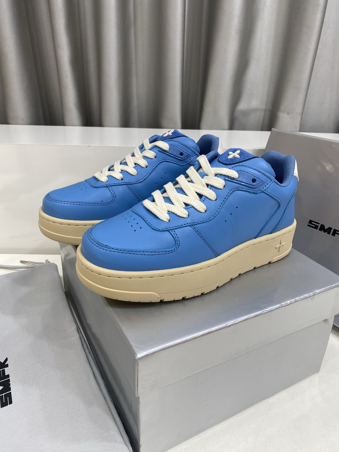 NO:788949,SMFK niche trendy brand 26ss early spring new thick-soled sports shoes and casual shoes. At first glance, the texture is full, the upper foot is incomparably higher, and you can enter it with your eyes closed. One of the very fashionable items. Many Internet celebrity bloggers and celebrities wear SMFK sneakers. The more I look at them, the more I like them. Super versatile. The fabric is made of original imported cowhide. The lining is sheepskin. The sole is original custom-made non-slip rubber outsole.  Size35-39 (40 orders are not returnable) Is, casual shoes/sports shoes, sneakers, cowhide, sheepskin19860909SMFK 小众潮牌 26ss早春新款 厚底 运动鞋 休闲鞋 一眼心动 质感拉满,上脚无敌增高,闭眼可入 非常时髦的单品之一超多网红博主、明星都穿SMFK的运动鞋 真的是越看越上头 超级百搭 面料采用原版进口牛皮 内里垫脚羊皮 鞋底原版定制防滑橡胶大底 Size35-39（40订做不退换） Is,休闲鞋/运动鞋,sneakers,cowhide,sheepskin,Women's Shoes