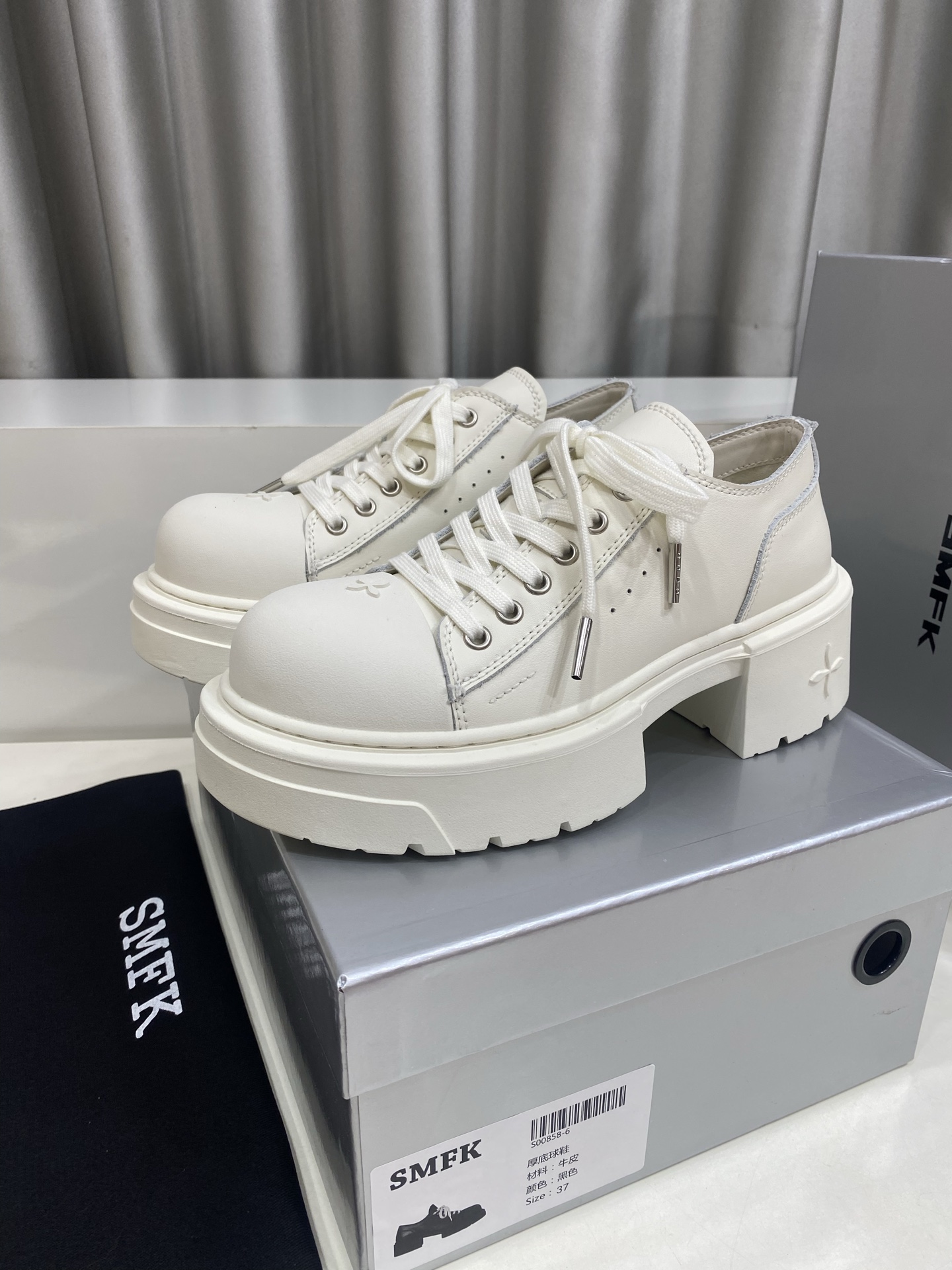 NO:788963,SMFK low-soled derby shoes are the universal formula for spring wear. Who can resist a pair of versatile and leg-lengthening derby shoes?  This new wave of SMFK colors directly hits my heart. All black is gentle and high-end, all white is clean and neat, and the black and white contrasting colors have a retro accent. The low-soled design is not bulky at all, and it is windy when walking without tiring the feet. The soft upper fits the foot shape, and when paired with jeans, it looks like a relaxed girl. When paired with suit pants, it instantly becomes a cool lady, and the atmosphere of spring wear is directly full!  Fabric: Cowhide Lining: Sheepskin Number of yards: 35-40 (40 is custom-made and non-refundable), casual shoes/sports shoes, sneakers, jeans, business suit, cowhide, sheepskin19860909SMFK矮底德比鞋 开春穿搭万能公式 谁能拒绝一双百搭又显腿长的德比鞋啊！SMFK这波新配色直接戳中我的心巴 全黑温柔又高级,全白款干净利落,黑白撞色自带复古腔调.矮底设计完全不笨重,走路带风还不累脚. 软乎乎的鞋面贴合脚型,搭配牛仔裤是松弛感辣妹,配西装裤又秒变清冷大小姐,开春穿搭的氛围感直接拉满！ 面料:牛皮 内里:羊皮 码数:35-40 (40定做不退换),休闲鞋/运动鞋,sneakers,jeans,business suit,cowhide,sheepskin,Women's Shoes