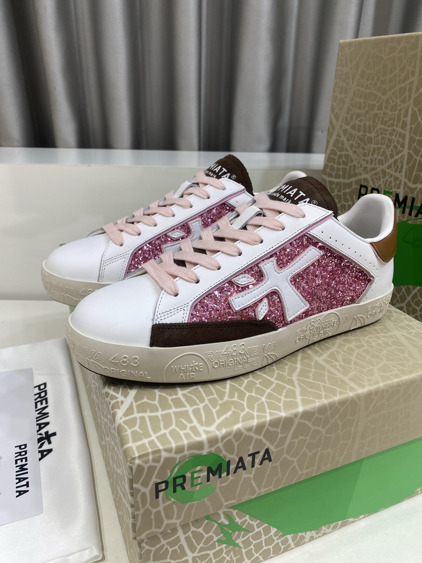 NO:850156,PREMIATA (Premiata) fashion, sports, leisure, jogging, couple shoes. Upper layer of calfskin. Water-dyed cowhide lining on the inside. Original molded outsole, rubber non-slip outsole. Sizes for women: 35 to 39 (40, non-refundable for customization) Men 39 to 44 (45, non-returnable for customization), full set of counter original packaging, cowhide19860909PREMIATA（普瑞米亚达)时尚、运动、休闲、慢跑、情侣鞋. 鞋面头层小牛皮. 内里水染牛皮内里. 大底原开模钢印,橡胶防滑大底. 码数女35～39（40、定做不退换） 男39～44（45、定做不退换） 全套专柜原包装,,cowhide,Men's shoes