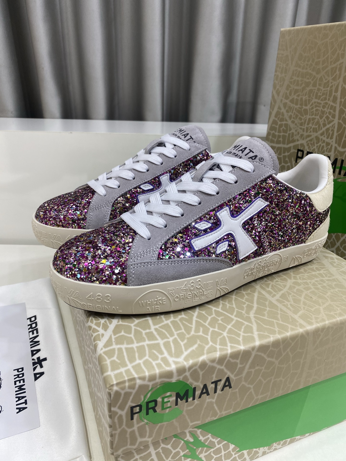 NO:834738,PREMIATA (Premiata) fashion, sports, leisure, jogging, couple shoes. Upper layer of calfskin. Water-dyed cowhide lining on the inside. Original molded outsole, rubber non-slip outsole. Sizes for women: 35 to 39 (40, non-refundable for customization) Men 39 to 44 (45, non-returnable for customization), full set of counter original packaging, cowhide19860909PREMIATA（普瑞米亚达)时尚、运动、休闲、慢跑、情侣鞋. 鞋面头层小牛皮. 内里水染牛皮内里. 大底原开模钢印,橡胶防滑大底. 码数女35～39（40、定做不退换） 男39～44（45、定做不退换） 全套专柜原包装,,cowhide,Men's shoes
