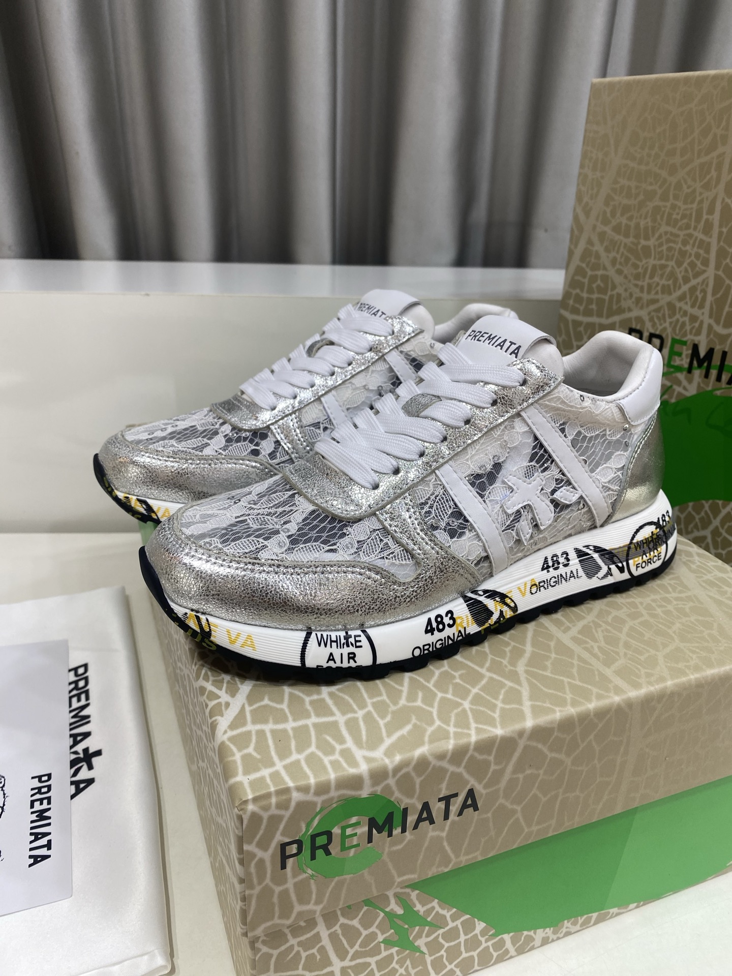 NO:834751,PREMIATA (Premiata) fashion, sports, casual, jogging shoes. Upper layer of cowhide + original breathable mesh, water-dyed sheepskin lining. PU foam outsole is super light and comfortable... Size 35-46 (40 for women, 45 for men), customized and non-returnable) Full set of counter original packaging, cowhide, sheepskin19860909PREMIATA（普瑞米亚达)时尚、运动、休闲、慢跑鞋. 鞋面头层牛皮+原版透气网纱 内里水染羊皮里. 大底PU发泡大底超级轻盈舒适…… 码数35-46(女40男45)定做不退换） 全套专柜原包装,,cowhide,sheepskin,Men's shoes