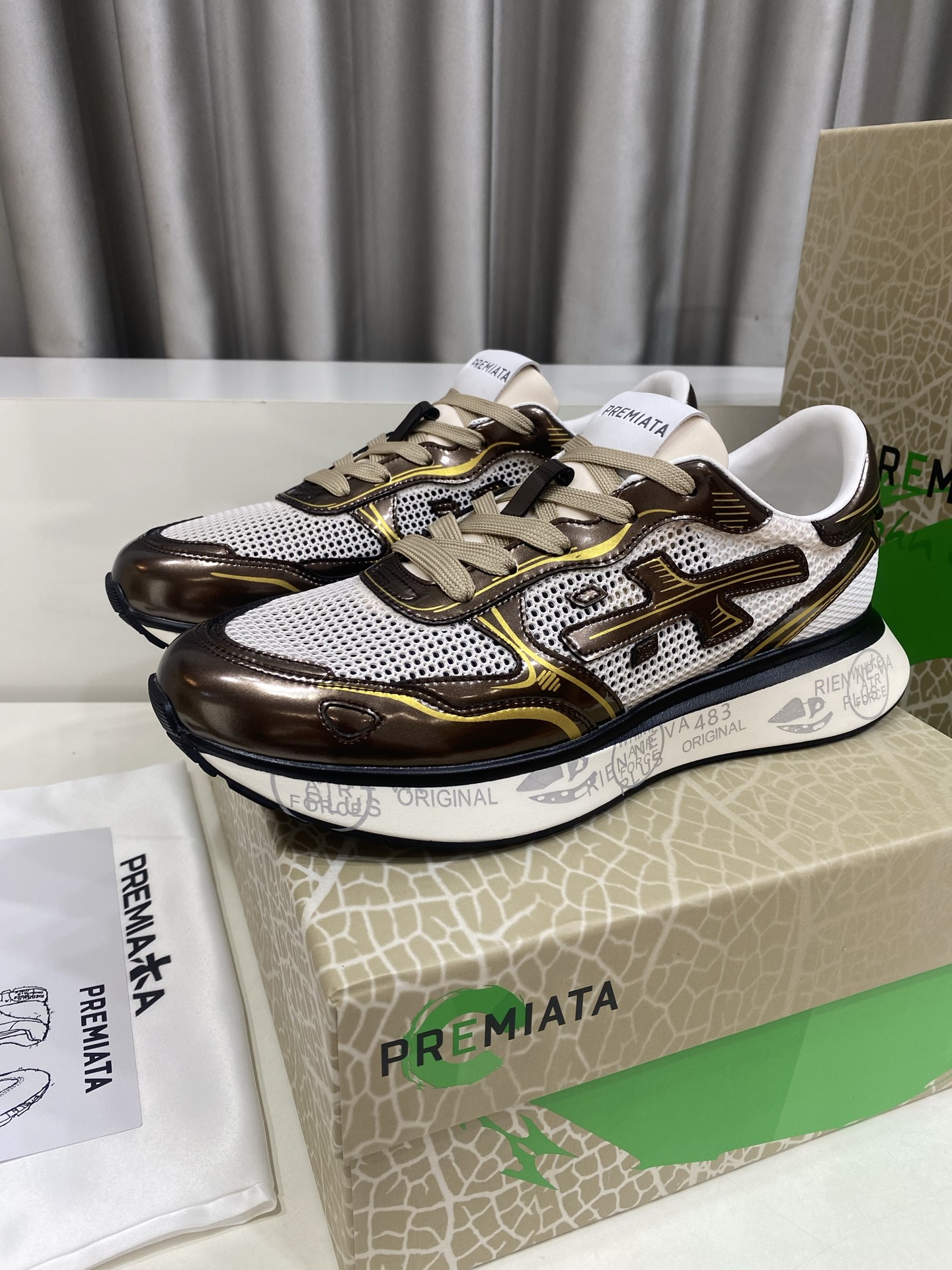 NO:887663,PREMIATA is a fashion, sports, casual and jogging shoe. PREMIATA is an Italian famous brand with a century-old history. All the craftsmanship is hand-made. The LOGO with the same word 'mi' is referred to as 'mi' shoes. It perfectly integrates traditional shoemaking methods and high-tech research and development results to design a unique appearance and create shoes that completely fit people's feet. They are comfortable and beautiful on the feet. Special upper material + original breathable mesh and water-dyed sheepskin lining inside.  Outsole PU foam outsole is super light and comfortable... Size 35-46 (40 for women and 45 for men) Customized and non-returnable) Full set of counter original packaging, sheepskin19860909PREMIATA（普瑞米亚达)时尚、运动、休闲、慢跑鞋. 普瑞米亚达意大利名品百年历史,所有工艺全手工打造,米“字一样的LOGO简称米字鞋.完美的融合了传统的制鞋方法和高科技研发成果,设计出了独具特色的外观,打造出了完全贴合人们脚型的鞋履.上脚舒适美观. 鞋面特殊材料+原版透气网纱 内里水染羊皮里. 大底PU发泡大底超级轻盈舒适…… 码数35-46(女40男45)定做不退换） 全套专柜原包装,,sheepskin,Men's shoes