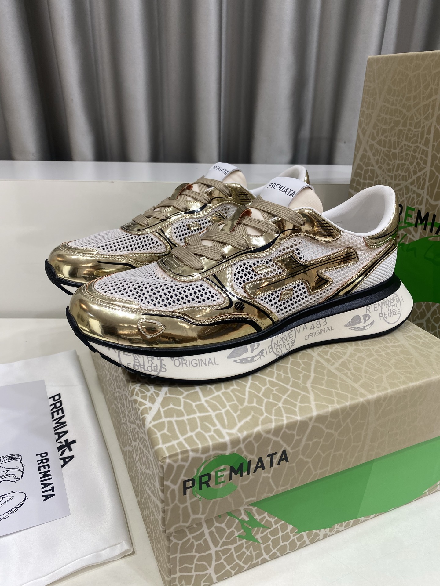 NO:834757,PREMIATA (Premiata) fashion, sports, leisure, jogging shoes. Special upper material + original breathable mesh, water-dyed sheepskin lining inside. PU foam outsole is super light and comfortable... Size 35-46 (40 for women, 45 for men), customized and non-returnable) Full set of counter original packaging, sheepskin19860909PREMIATA（普瑞米亚达)时尚、运动、休闲、慢跑鞋. 鞋面特殊材料+原版透气网纱 内里水染羊皮里. 大底PU发泡大底超级轻盈舒适…… 码数35-46(女40男45)定做不退换） 全套专柜原包装,,sheepskin,Men's shoes