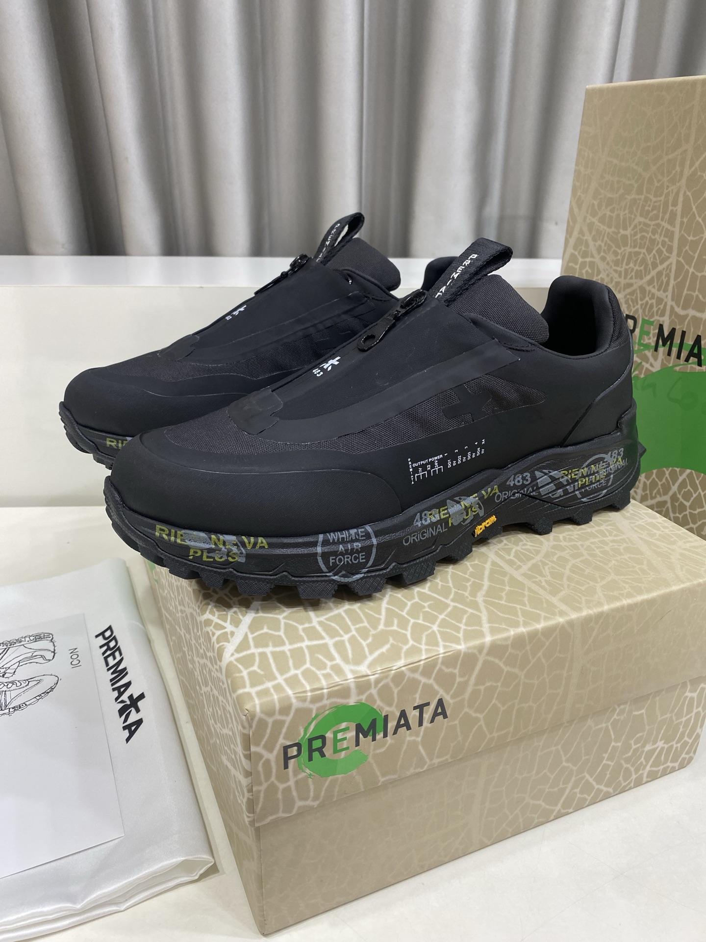 NO:887680,PREMIATA is a fashion, sports, casual and jogging shoe. PREMIATA is an Italian famous brand with a century-old history. All craftsmanship is hand-made. The LOGO with the same word 'mi' is referred to as 'mi' shoes. It perfectly integrates traditional shoemaking methods and high-tech research and development results to design a unique appearance and create shoes that completely fit people's feet. They are comfortable and beautiful on the feet. Special upper materials + original breathable PVC and water-dyed sheepskin lining.  Outsole EVI foam outsole is super light and comfortable... Size 39-46. (45 46) Customized and non-returnable) Full set of counter original packaging, sheepskin19860909PREMIATA（普瑞米亚达)时尚、运动、休闲、慢跑鞋. 普瑞米亚达意大利名品百年历史,所有工艺全手工打造,米“字一样的LOGO简称米字鞋.完美的融合了传统的制鞋方法和高科技研发成果,设计出了独具特色的外观,打造出了完全贴合人们脚型的鞋履.上脚舒适美观. 鞋面特殊材料+原版透气PVC 内里水染羊皮里. 大底EVI发泡大底超级轻盈舒适…… 码数39-46. (45 46)定做不退换） 全套专柜原包装,,sheepskin,Men's shoes