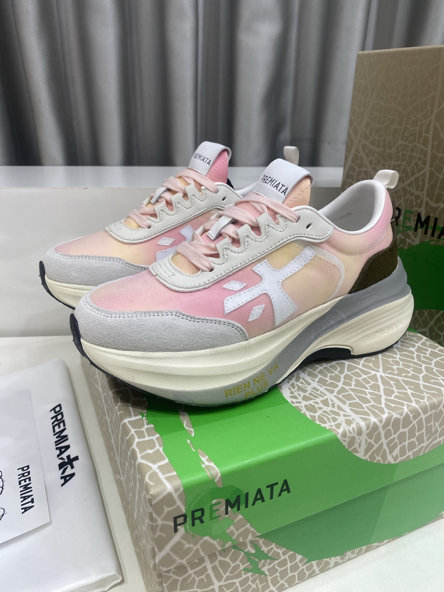 NO:850172,PREMIATA (Premiata) fashionable, sports, casual and jogging shoes. The upper is cow suede + double-layer mesh. The lining is water-dyed sheepskin. The EVI foam outsole is super light and comfortable... Size 35-46 (40 for women and 45 for men). Customized and non-returnable). Full set of counter original packaging, sheepskin19860909PREMIATA（普瑞米亚达)时尚、运动、休闲、慢跑鞋. 鞋面牛反绒+双层网纱 内里水染羊皮里. 大底EVI发泡大底超级轻盈舒适…… 码数35-46(女40男45)定做不退换） 全套专柜原包装,,sheepskin,Men's shoes