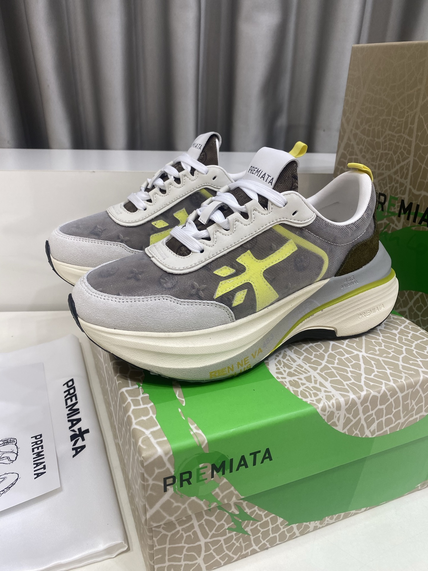 NO:834775,PREMIATA (Premiata) fashionable, sports, casual and jogging shoes. The upper is cow suede + double-layer mesh. The lining is water-dyed sheepskin. The EVI foam outsole is super light and comfortable... Size 35-46 (40 for women and 45 for men). Customized and non-returnable). Full set of counter original packaging, sheepskin19860909PREMIATA（普瑞米亚达)时尚、运动、休闲、慢跑鞋. 鞋面牛反绒+双层网纱 内里水染羊皮里. 大底EVI发泡大底超级轻盈舒适…… 码数35-46(女40男45)定做不退换） 全套专柜原包装,,sheepskin,Men's shoes