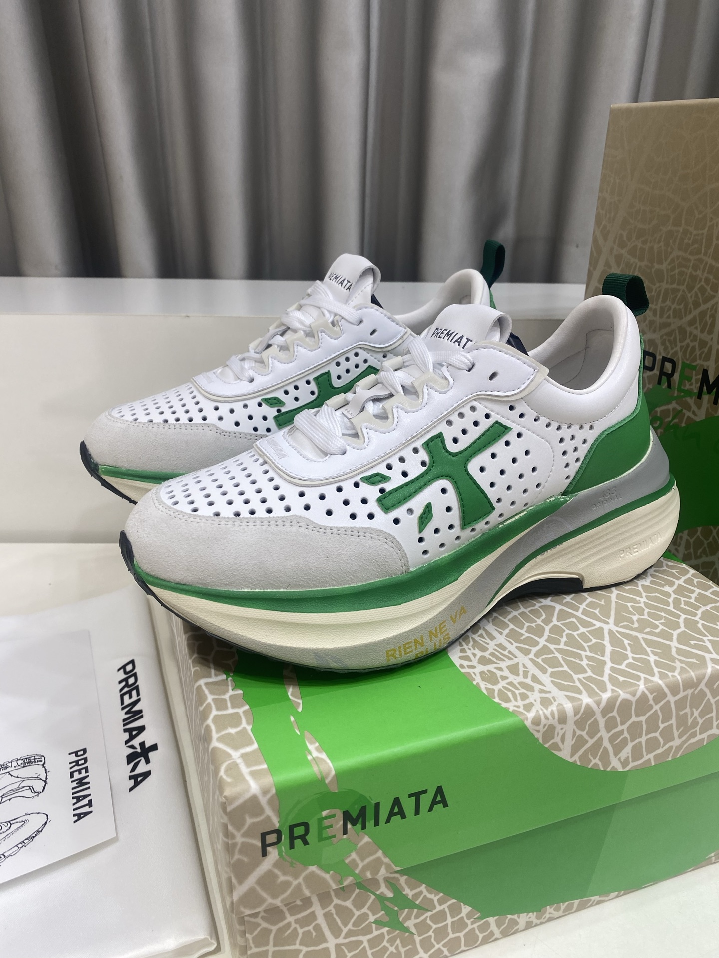 NO:834719,PREMIATA (Premiata) fashion, sports, leisure, jogging shoes. The upper is cow suede + the original version is over 1,000. The lining is water-dyed sheepskin. The EVI foam outsole is super light and comfortable... Size 35-46 (40 for women and 45 for men). Customized and non-returnable). Full set of counter original packaging, sheepskin19860909PREMIATA（普瑞米亚达)时尚、运动、休闲、慢跑鞋. 鞋面牛反绒+原版超千 内里水染羊皮里. 大底EVI发泡大底超级轻盈舒适…… 码数35-46(女40男45)定做不退换） 全套专柜原包装,,sheepskin,Men's shoes