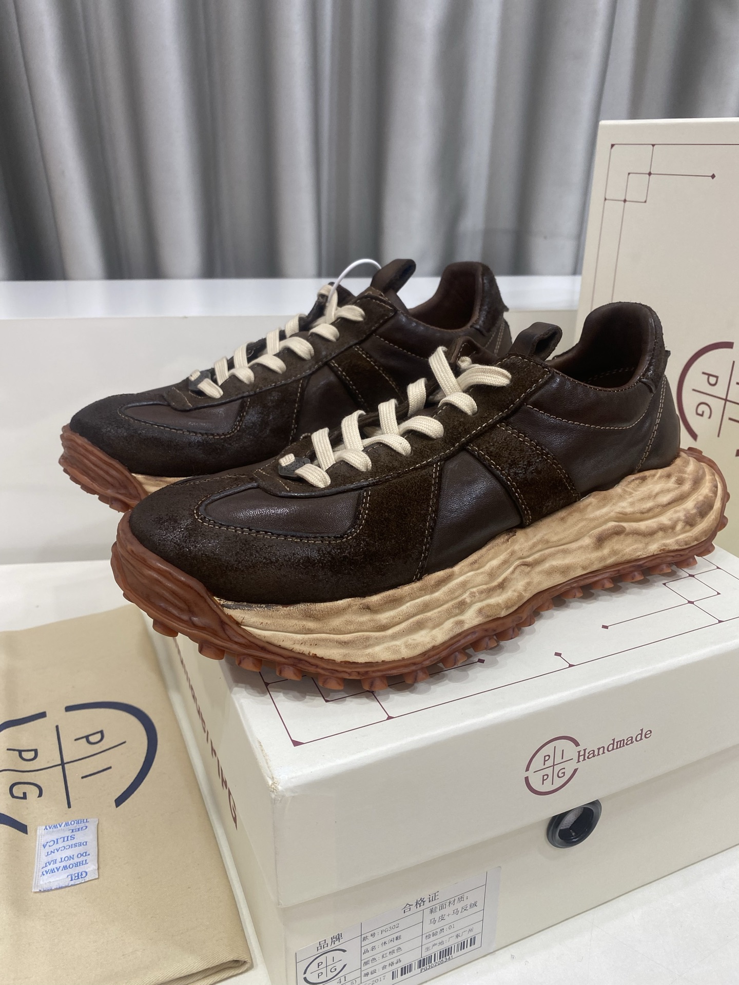 NO:956710,PIPG, a domestic affordable luxury craftsmanship brand specializing in retro horsehide shoes, traces its origins to old European handmade shoemaking techniques and is deeply involved in the core technology of heavy washing of the entire shoe. All series of shoes are made of natural horsehide as the core fabric. Different from ordinary surface wiping and distressing, the ancient process of soaking the entire shoe in water and washing is used, allowing the leather to form naturally relaxed texture wrinkles after being fully soaked and rubbed.  We reject the fast-fashion surface prints of the assembly line and do not follow the trend of short-term hits. Adhering to the brand concept of 'shoes symbiosis with time', the delicate oils native to horsehide release a unique moist texture through heavy washing process. With daily wear, it will slowly develop a personal patina and luster, and each pair has a natural texture that cannot be copied.  The whole system has a hard-core retro workwear tone, solid structural workmanship, retro non-slip thick soles, and classic workwear details. For lovers of retro, motorcycle, and workwear styles, we create a complete set of heavy-washed horsehide shoes that can travel through time and space. Top-grade horsehide fabric, top-grade horsehide lining, outsole, original multi-material combination bottom, size 39-46 (45 46 custom-made, non-refundable), casual shoes/sports shoes, sneakers19860909PIPG,专注复古马皮鞋履的国内轻奢匠心品牌 溯源欧洲老牌手工制鞋工艺,深耕整鞋重水洗核心工艺,全系列鞋款均采用天然马皮作为核心面料,区别于普通表层擦拭做旧,采用整鞋入水浸泡水洗的古法工序,让皮料在充分浸润揉搓后形成自然松弛的肌理褶皱. 拒绝流水线快时尚的表层印花仿旧,不跟风短期爆款.秉持「鞋履随时光共生」的品牌理念,马皮原生的细腻油脂,经过重水洗工艺释放出独有的温润质感,随着日常穿着,会慢慢养出属于个人的包浆光泽,每一双都拥有不可复制的自然纹路. 全系统一硬核复古工装调性,扎实的结构做工、复古防滑厚底,搭配经典工装细节,为喜爱复古、机车、工装风格的穿搭爱好者,打造一整套可以越穿越有味道的重水洗马皮鞋履. 面料顶级马皮 内里顶级马皮 大底原版多材质组合底 码数39-46(45 46定做不退换),休闲鞋/运动鞋,sneakers,Women's Shoes