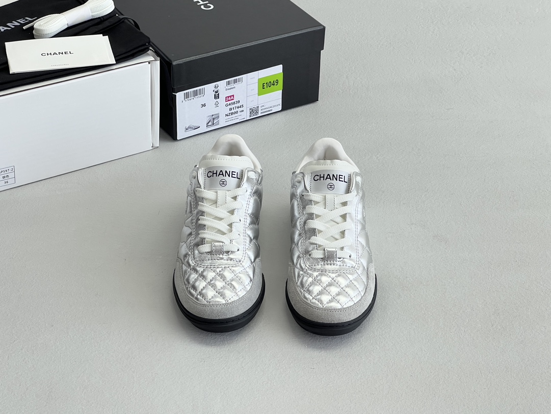 NO:646068,Chanel's top-quality Chanel new color metallic sheepskin rhombus sports shoes from Wan Guan. Chanel's hidden hot-selling metallic color tennis shoes!  The pure raw metal lambskin is super soft, and the big tongue is the soul of this shoe!  The whole shoe is made from pure original channel materials!  Exclusive zp private model outsole!  Upper and toe cow suede + soft metallic foil sheepskin + back cover cowhide. The inner foot pad is made of sheepskin + super soft terry cloth. Outsole is Lycra padded EvA foam foot bed + rubber mold outsole. Heel height 2.5C. Size 35-40 A3334548, casual shoes/sports shoes, chanel, chanel, sneakers, cowhide, sheepskin19860909莞产顶级 Chanel 新配色金属羊皮菱格运动鞋 香家隐藏大爆款金属配色网球鞋！纯原金属小羊皮超级软,大大的鞋舌是这款鞋的灵魂！整鞋纯原渠道材料！独家zp私模大底！ 鞋面鞋头牛反毛+柔软金属贴膜羊皮+后包牛皮 内里垫脚采用羊皮＋超柔软毛巾布 大底莱卡布垫压EvA发泡脚床+橡胶模具大底 跟高2.5C 码数35-40 A3334548,休闲鞋/运动鞋,chanel,chanel,sneakers,cowhide,sheepskin,Women's Shoes