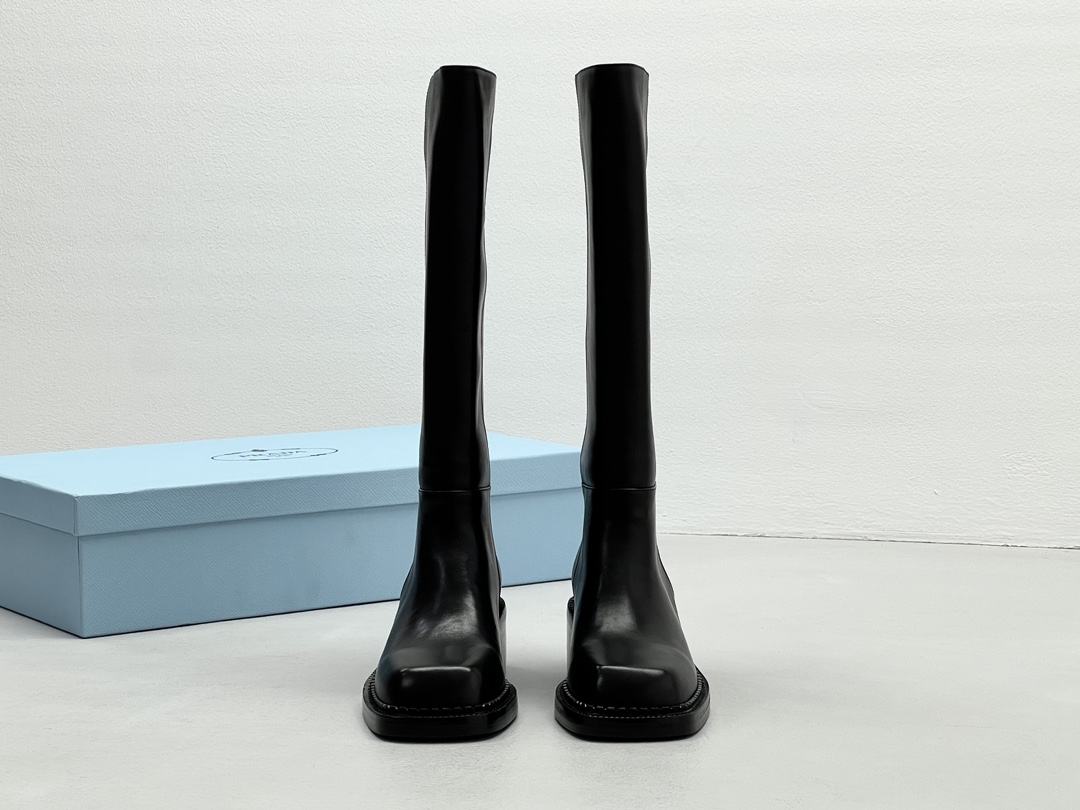 NO:647554,Wandan-made purchasing agent prada square-headed knight high-sneaker boots. How can a hot girl look cool on the street without getting cool boots in autumn and winter? The boots are simple and elegant. Invincible and slimming big-name boots. Are you ready for this year's boots?  When it comes to the most worthwhile item in autumn and winter, boots must have a name!  Today's big-name boots are also very curly, and all kinds of boots want to occupy your shoe cabinet. I would like to call this pair of Prada boots combat boots!  High-end; full of sense. Prada’s knight boots are like gods!  She transforms into a leg cum and wears it in seconds, making her look more gorgeous than any other girl!  The texture is super good!  The fit does not fall off ~ 7cm taller, a must-have for little people, especially those with long legs. Top-grained calfskin, high-grade leather gloss. The lining of the feet is dyed washed cowhide, soft and delicate, comfortable on the feet. The heel height is 7cm, elongating the legs ~ Size 35-39, boots, prada, boots, cowhide19860909莞产代购级 prada方头骑士一脚蹬高简靴 秋冬炸街扮酷辣妹怎么少得了飒爽的靴子简约大气 无敌显瘦的大牌长靴 今年战靴准备好了吗？ 要说秋冬最值得入的单品,靴子肯定要拥有姓名！ 现在的大牌靴子也是非常卷,各式各样的靴子纷纷想要占领你的鞋柜 Prada 这双长靴我愿称之为战靴！高级;感满满 prada这骑士靴封神了！秒变腿精穿它艳压群芳！质感超好！版型不掉筒～7cm增高小个子必备呀、特别显腿长腿细姐妺们冲 头层粒面小牛皮 皮质光泽度高级 内里垫脚透染水洗牛皮,柔软细腻,脚感舒适,跟高7cm 拉长腿型～ 尺码 35-39,靴子,prada,boots,cowhide,Women's Shoes
