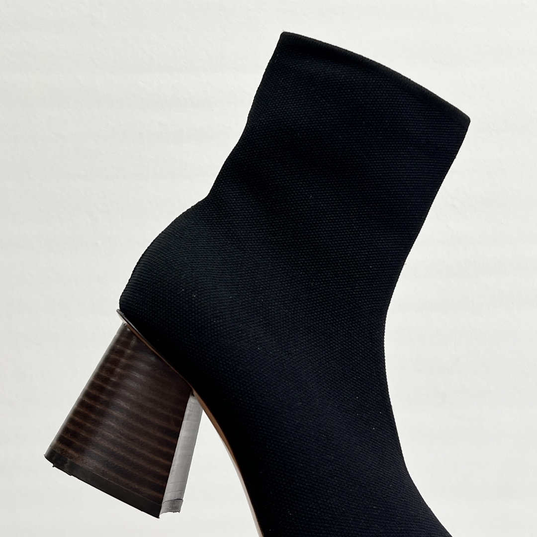 NO:612294,The fabric is made of truly high-density, high-elasticity fabrics, which are guaranteed not to deform or become loose. The ultra-simple lines make me fall in love with daily boots at first glance. They can be matched with any way and fit the feet. The biggest feature of this fabric is that it does not deform. It can be worn through the whole winter and the lines are still the same. The key point is that it can be worn by fat or thin people. It is definitely a magic boot, boots, boots that I love as soon as I put it on.19860909面料采用的是真正高密度,高弹力的面料,保证到不变形,不松垮.超简约的线条感 一眼就超爱的 日常靴 ,怎么搭配都行 贴合脚面 这个面料最大的特点就是不变形 穿完整个冬季线条依旧 重点还是胖瘦都能穿 绝对就是一上脚就大爱的神器靴,靴子,boots,Women's Shoes