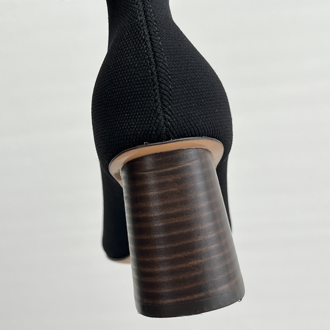 NO:612298,People fall in love at first sight, and this is the charm of Celine. The advantage of socks and shoes is that they will be the most comfortable high heels you can buy. You can wear them freely. The thick horseshoe heels are super stable and do not require a break-in period. They are elegant, calm and elegant, and have a confident and feminine image. Boots, celine, boots, high heels, socks19860909让人一见钟情,而这则是赛琳的魅力所在袜子鞋的优势,这将会是你们买到的最舒服的高跟鞋,自由驾驭穿着.粗马蹄跟超级稳妥,不需要磨合期.优雅从容又有腔调,自信都会女子形象,靴子,celine,boots,high heels,socks,Women's Shoes