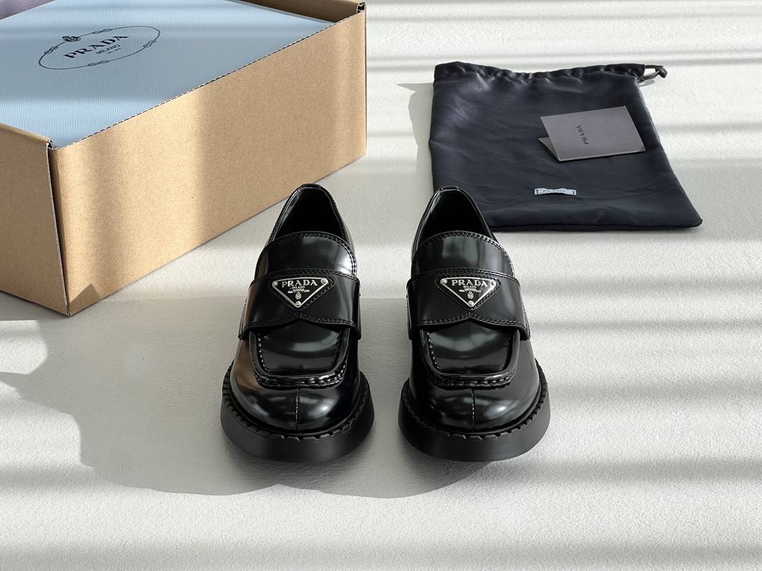 NO:647598,Guangdong purchasing agent level Prada/Prada loafers, imported open-edge beaded cowhide, formal last, precision sewing and lathe stitching, novel and unique, full calfskin lining, standard gold-label movable feet, fine workmanship, ignoring market currency, complete package and heavy-duty production, self-reserved sacred product, not much to mention, highly recommended, original Tpu material mold outsole, heel height 4.5cm, original box packaging  Size 35-40, loafers, prada, prada, loafers, cowhide19860909莞产代购级别 Prada/普拉达 乐福鞋,进口开边珠牛皮 正装楦型 精密缝制车工拼接 新颖独特 内里全小牛皮 标配金标活动垫脚 做工精细 无视市场通货 全套包装齐全重工打造 自留圣品 品质不多提 强烈推荐 原厂Tpu材质模具大底,跟高4.5cm原盒包装 尺码35-40,乐福鞋,prada,prada,loafers,cowhide,Women's Shoes