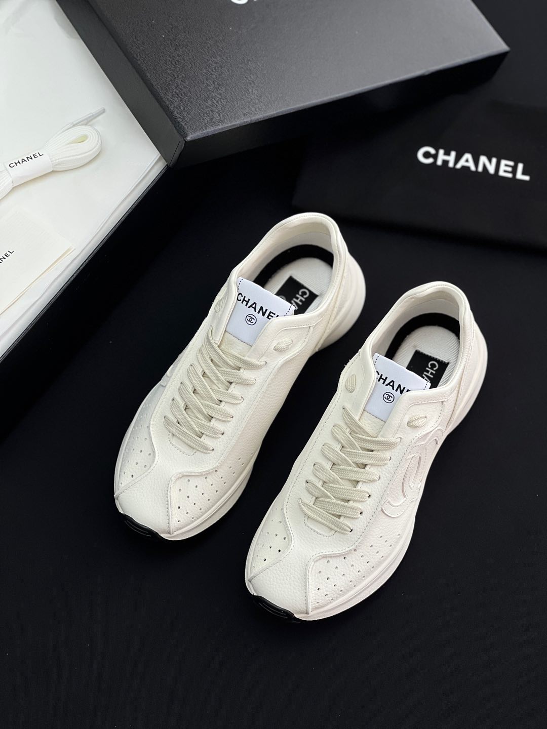 NO:646107,Wandan's top-quality CHANELC latest autumn and winter moral training casual shoes, retro casual moral training shoes, Baozi who pays attention to comfort must keep this one!  Dongguan-made version, original development, one-to-one version counter, one-to-one detail processing counter. Classic and simple style design, versatile and not picky, delicate on the feet, light and soft, beauty and strength coexist!  Close your eyes and watch the versatile commuting colors synchronized on the official website!  Both the foot feel and appearance are top-notch. The Oxford soft outsole is light and soft, strong in toughness, soft, lightweight, non-slip and wear-resistant. The hemming at the shoe mouth further ensures the comfort of the foot and does not scratch the feet!  Material introduction: Upper cowhide suede, lining fiber cashmere, rubber outsole, size 35-40, casual shoes/sports shoes, chanel, sneakers, cowhide19860909莞产顶级 CHANELC 最新秋冬款德训休闲鞋 复古休闲德训鞋 注重舒适度的宝子一定要留这款！莞产版本,原版开发,版型专柜一比一,细节处理专柜一比一 经典简约的款式设计,百搭不挑人,上脚秀气,轻盈柔软,美貌与实力并存！官网同步的百搭通勤配色闭眼收！ 无论脚感还是颜值都是天花板的存在,又轻又软牛津软大底,韧性强 柔软 轻便防滑耐磨,鞋口包边进一步保证上脚舒适感,不磨脚！ 材质介绍 鞋面牛皮牛反绒 内里纤维羊绒 大底橡胶大底 码数35-40码,休闲鞋/运动鞋,chanel,sneakers,cowhide,Women's Shoes