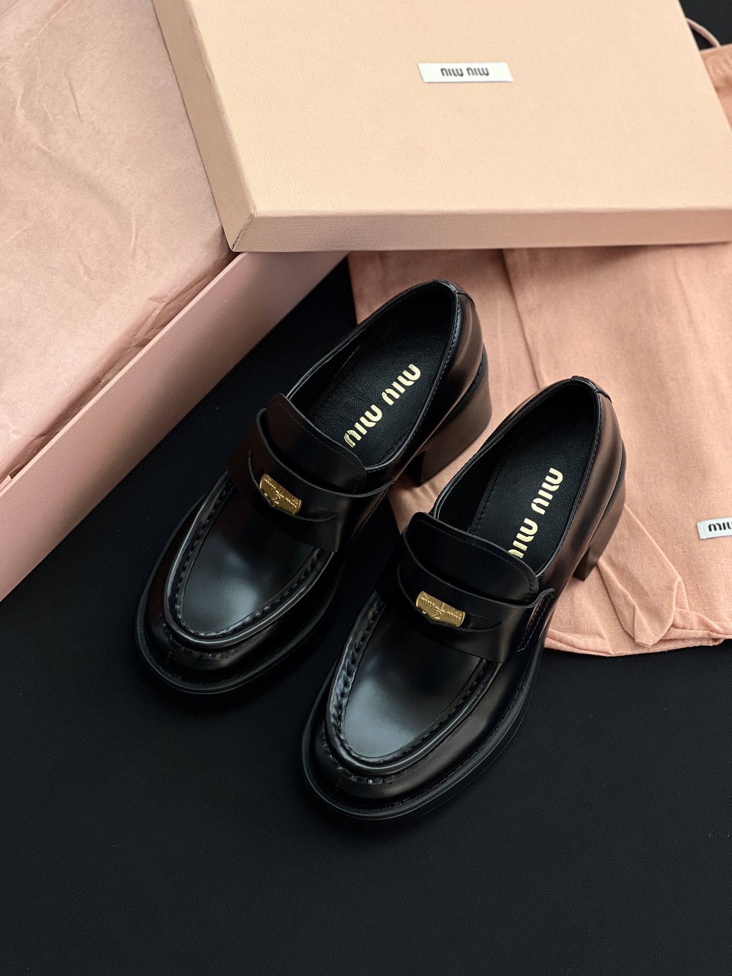 NO:232399,—Miumiu New retro college style thick-soled coin loafers. Major brands of loafers are rushing to produce them, and they are more inclusive and quite versatile. When you see it, the texture attracts attention. Retro and versatile!  Miumiu's family still has a celebrity style and a delicate and exquisite design. In the south, it is perfect for all seasons. It can be matched with long stockings, warm and fashionable, and paired with personalized socks, unique and charming!  Wearing your own style is the most beautiful interpretation, and the luxury goddess shoes that will surely fail in fashion!  The shoe shape has a great feeling, and it is classic and casual and feminine!  Add metal accessories to embellish the exquisite and fashionable feeling!  The texture is so high-end!  Wear double-faced and slimming filters in daily or formal occasions, so you can walk without getting tired of your feet, and you can be as stable as you trot while wearing it!  Black is always classic!  A must-have beauty in the workplace!  Very high-end and atmospheric!  Leather material imported from the factory with beaded cowhide inner foot pad lambskin custom rubber outsole height 7cm Size: 35-40, loafers, miumiu, loafers, cowhide, sheepskin, socks19860909—Miumiu 新款复古学院风厚底钱币乐福鞋 乐福鞋各大品牌都在争相出品,而且对双脚又更多的包容性,而且相当百搭,看到它的第一眼,质感妥妥地吸引了眼球,复古百搭！ miumiu家依然自带名媛风,秀气精致的设计,在南方,四季有它就妥妥的,可以搭配长袜,保暖又时尚,搭配个性袜子,独具个性魅力！ 穿出自己style才是最美诠释,时髦精必败的高奢女神鞋yyds！鞋型线条感太棒了,经典休闲显女人味！加上金属配件点缀精致时髦感！质感别提多高级了！ 日常或者正式场合穿倍有面,瘦腿滤镜,好走不累脚,稳到穿着小跑都没问题！黑色永远经典！职场丽人必备！非常高级大气！ 皮料原厂进口开边珠牛皮 内里垫脚小羊皮 大底定制橡胶 跟高7cm 尺码:35-40,乐福鞋,miumiu,loafers,cowhide,sheepskin,socks,Women's Shoes