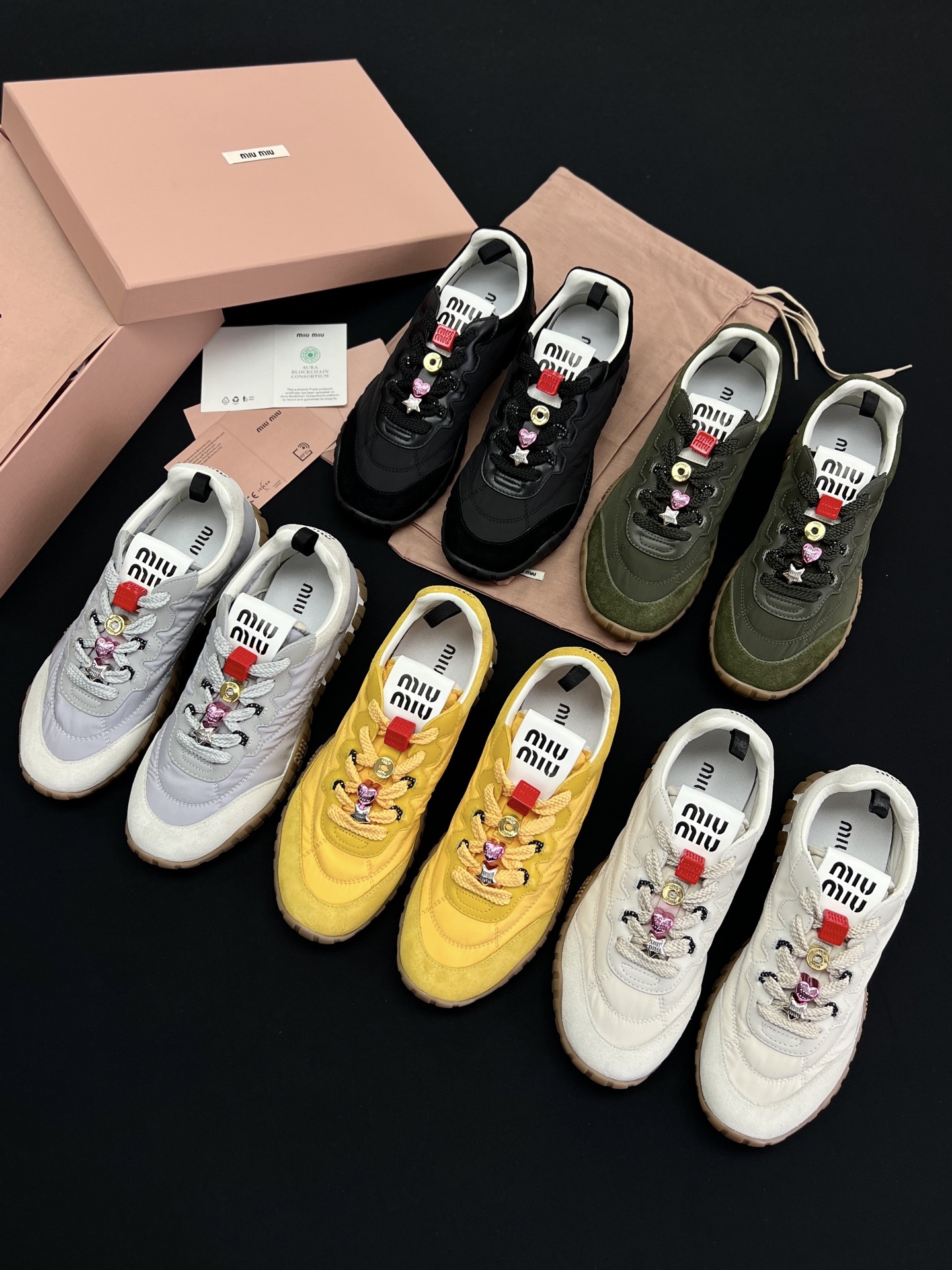 NO:232418,——MiuMiu Tyre sneakers, Miu Miu Cookie shoes, Forrest Gump shoes, casual sneakers, miumiu latest hits, avant-garde and bold design, the Miu Miu style is integrated into the simple lines of this thick-soled canvas sneaker, the chic logo is decorated on the tongue and back of the shoe, embellished with retro design, adding iconic elements!  The thick-soled design defines avant-garde modern style. The foot is super light and the style is always on your walk. Whether it is paired with a small skirt or jeans, you can easily grasp the fashionable feeling, instantly improving your outfit taste~ I have a premonition that this pair of shoes will be popular throughout the spring and summer. Buy early and enjoy it early. It is super light and soft, and the foot feels very comfortable!  Wear casual shoes that can be used to run!  Miu Miu's Tyre sneakers are one of the popular shoes launched by the brand in recent years. They have attracted many fashion enthusiasts with their unique design and high-end materials. The name of this shoe 