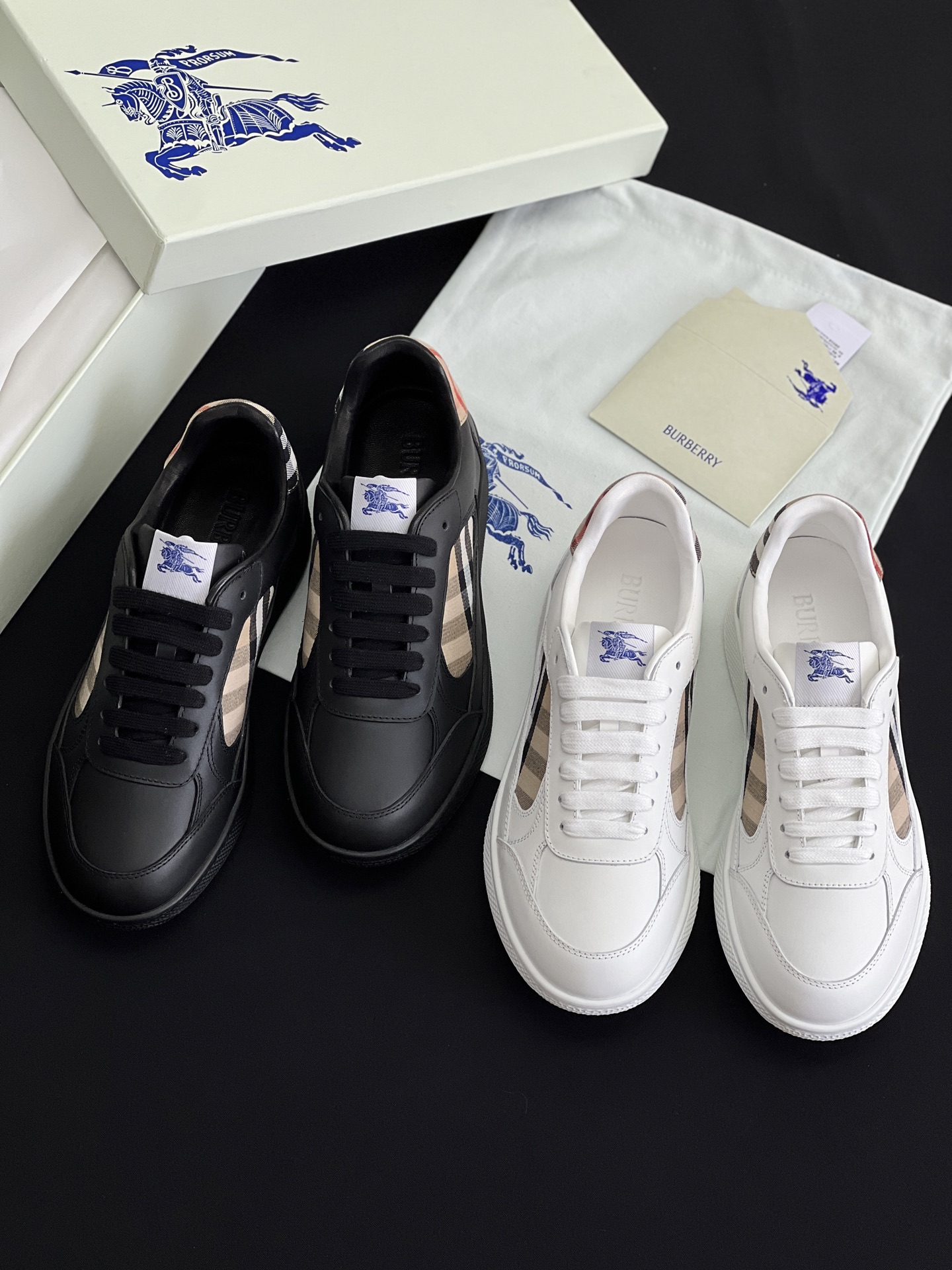 NO:588961,The high-end version of Burberry for couples is coming... BURBERRY Burberry is finally here | Cool·Sa Plaid Terrace sneakers Burberry's classic elements Super comfortable shoes Cavalier blue non-slip soles I finally saw the latest diagonal plaid calfskin sneakers. The color is really good-looking and can be matched with any way. The sneakers are made of cotton blended calfskin. Crafted in Italian workshops, decorated with worsted Burberry  Check pattern. Rubber sole decorated with archive Burberry monogram. From Burberry's classic series, interpreting wardrobe essentials with distinctive brand style. Equestrian Knight logo (EKD) label on the upper and tongue Leather insole on the outsole decorated with Burberry monogram Sizes 35-40 (women) 39-44 (men),,burberry,burberry,sneakers,cowhide19860909高版情侣款巴宝莉来袭……  BURBERRY巴宝莉 终于来了|酷·飒 格纹 Terrace 运动鞋 巴宝莉（Burberry）经典原素 超舒服的鞋子 骑士蓝色防滑鞋底 终于看到了最新的斜式格纹小牛皮运动鞋颜色真的好好看,怎么搭都可  运动鞋,选用棉质混纺面料小牛皮打造.于意大利工坊匠制而成,装饰精纺 Burberry 格纹图案.橡胶鞋底饰有典藏 Burberry 字母徽标.来自 Burberry 经典之作系列,以鲜明品牌风格诠释衣橱必备款式. 鞋面鞋舌处点缀马术骑士徽标（EKD）标签 垫脚皮革鞋垫 大底点缀 Burberry 字母徽标 尺码35-40（女）39-44（ 男）,,burberry,burberry,sneakers,cowhide,Men's shoes